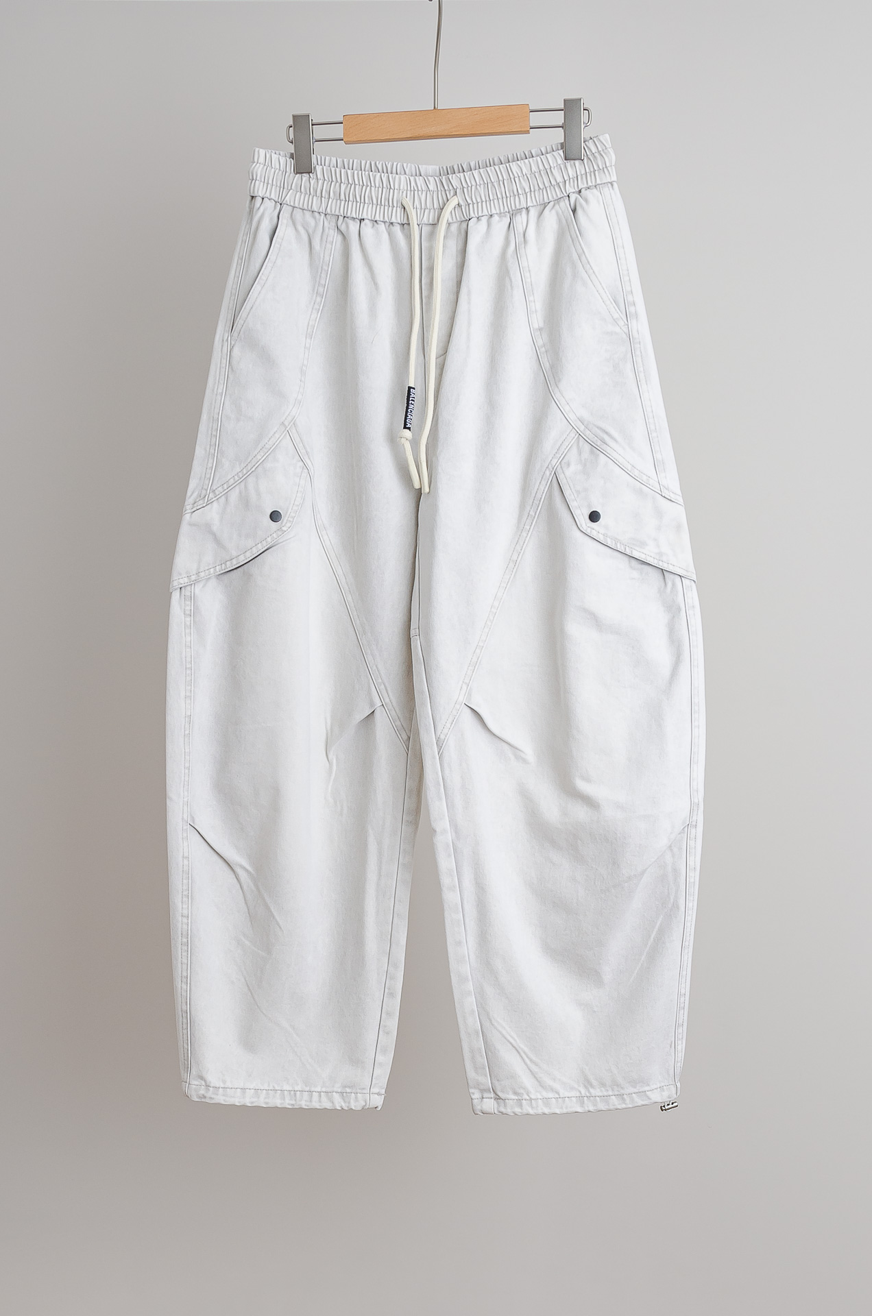 ☀️☀️ 巴黎世家 2026新春最新出品宽松裤脚休闲裤#休闲百搭的一款 上身很舒适 弹力收腰抽绳，阔腿设