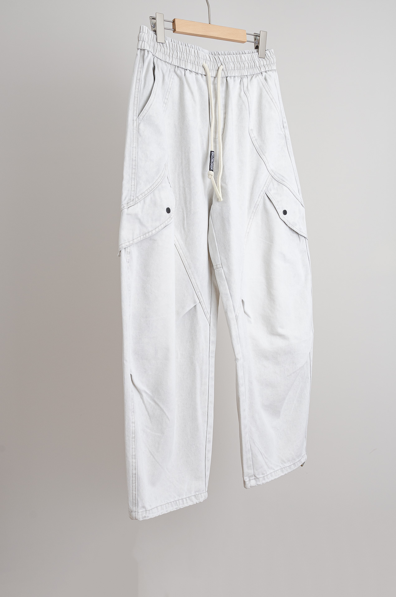 ☀️☀️ 巴黎世家 2026新春最新出品宽松裤脚休闲裤#休闲百搭的一款 上身很舒适 弹力收腰抽绳，阔腿设