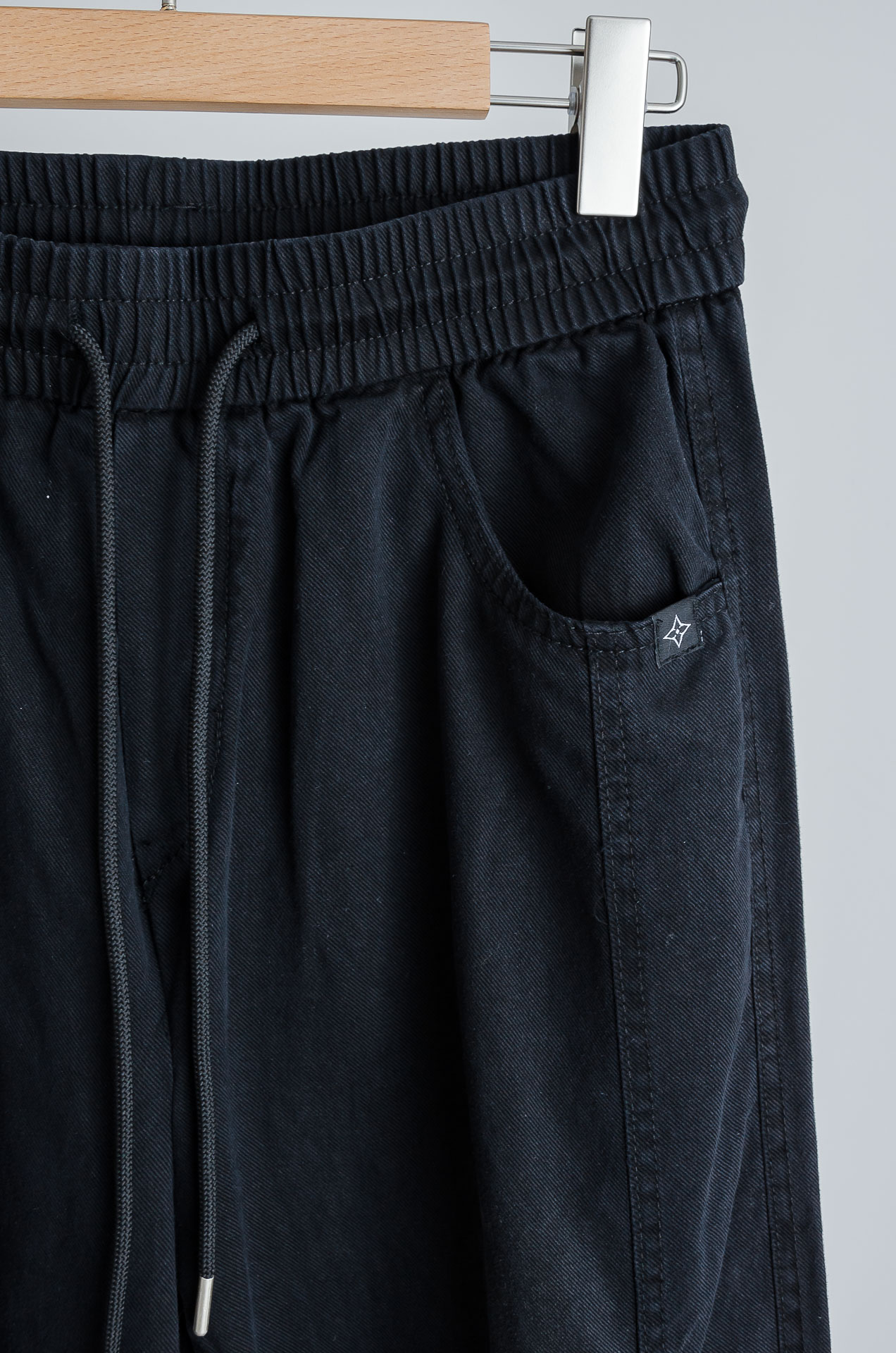 ☀️☀️ LV 2026新春最新出品宽松裤脚休闲裤#休闲百搭的一款 上身很舒适 弹力收腰抽绳，阔腿设计，