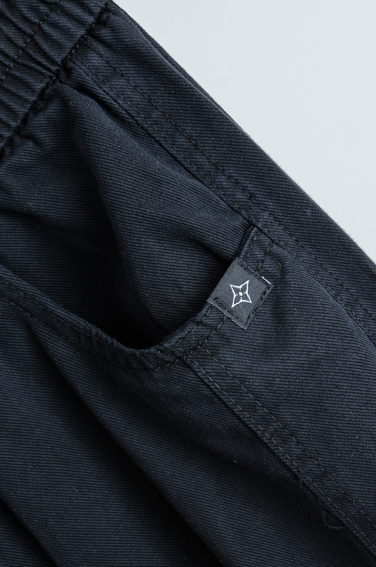 ☀️☀️ LV 2026新春最新出品宽松裤脚休闲裤#休闲百搭的一款 上身很舒适 弹力收腰抽绳，阔腿设计，