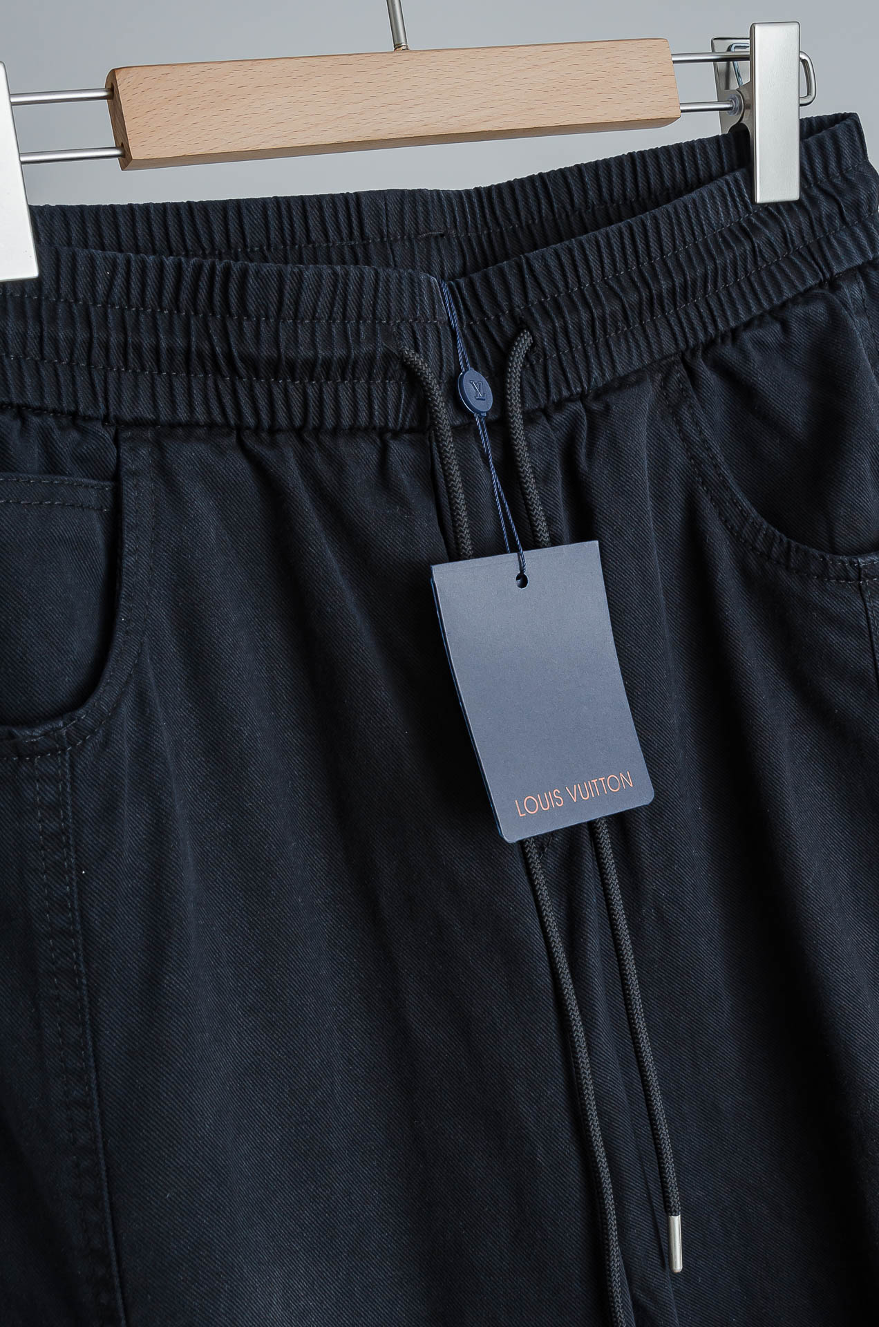 ☀️☀️ LV 2026新春最新出品宽松裤脚休闲裤#休闲百搭的一款 上身很舒适 弹力收腰抽绳，阔腿设计，