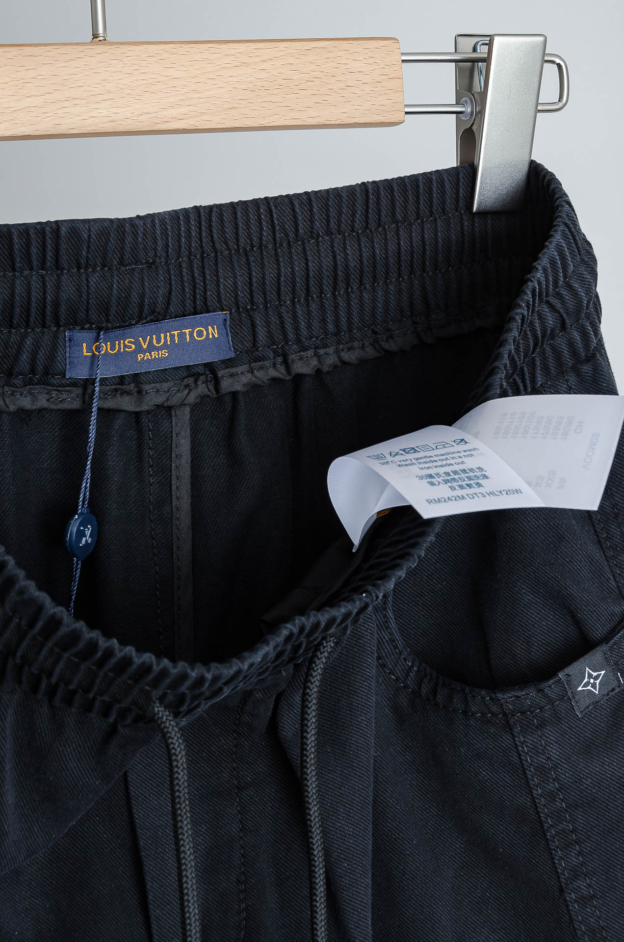 ☀️☀️ LV 2026新春最新出品宽松裤脚休闲裤#休闲百搭的一款 上身很舒适 弹力收腰抽绳，阔腿设计，