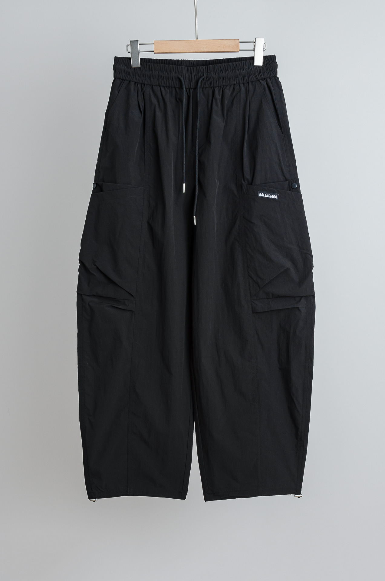 ☀️☀️ 巴黎世家 2026新春最新出品宽松裤脚休闲裤#休闲百搭的一款 上身很舒适 弹力收腰抽绳，阔腿设