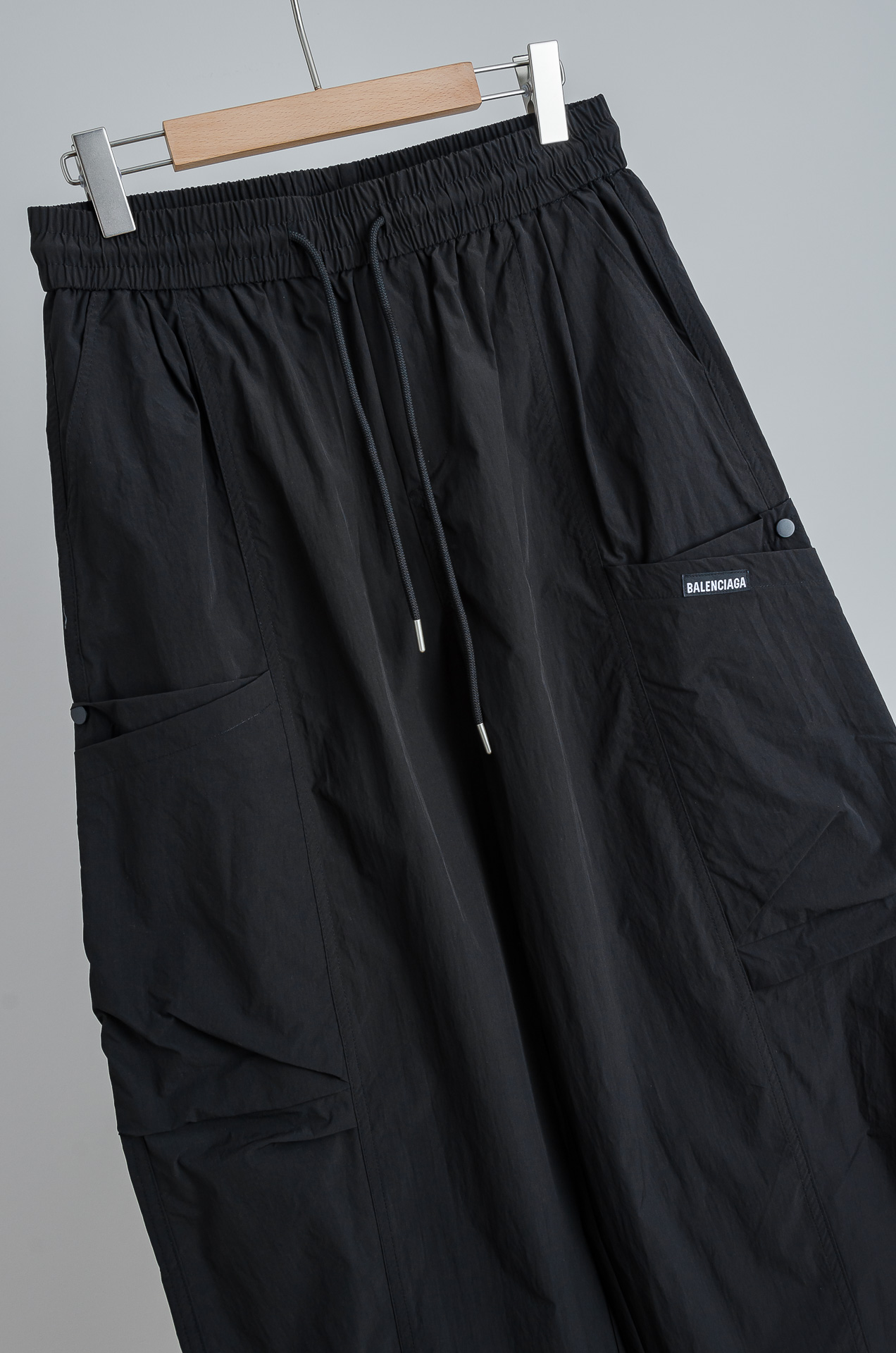 ☀️☀️ 巴黎世家 2026新春最新出品宽松裤脚休闲裤#休闲百搭的一款 上身很舒适 弹力收腰抽绳，阔腿设