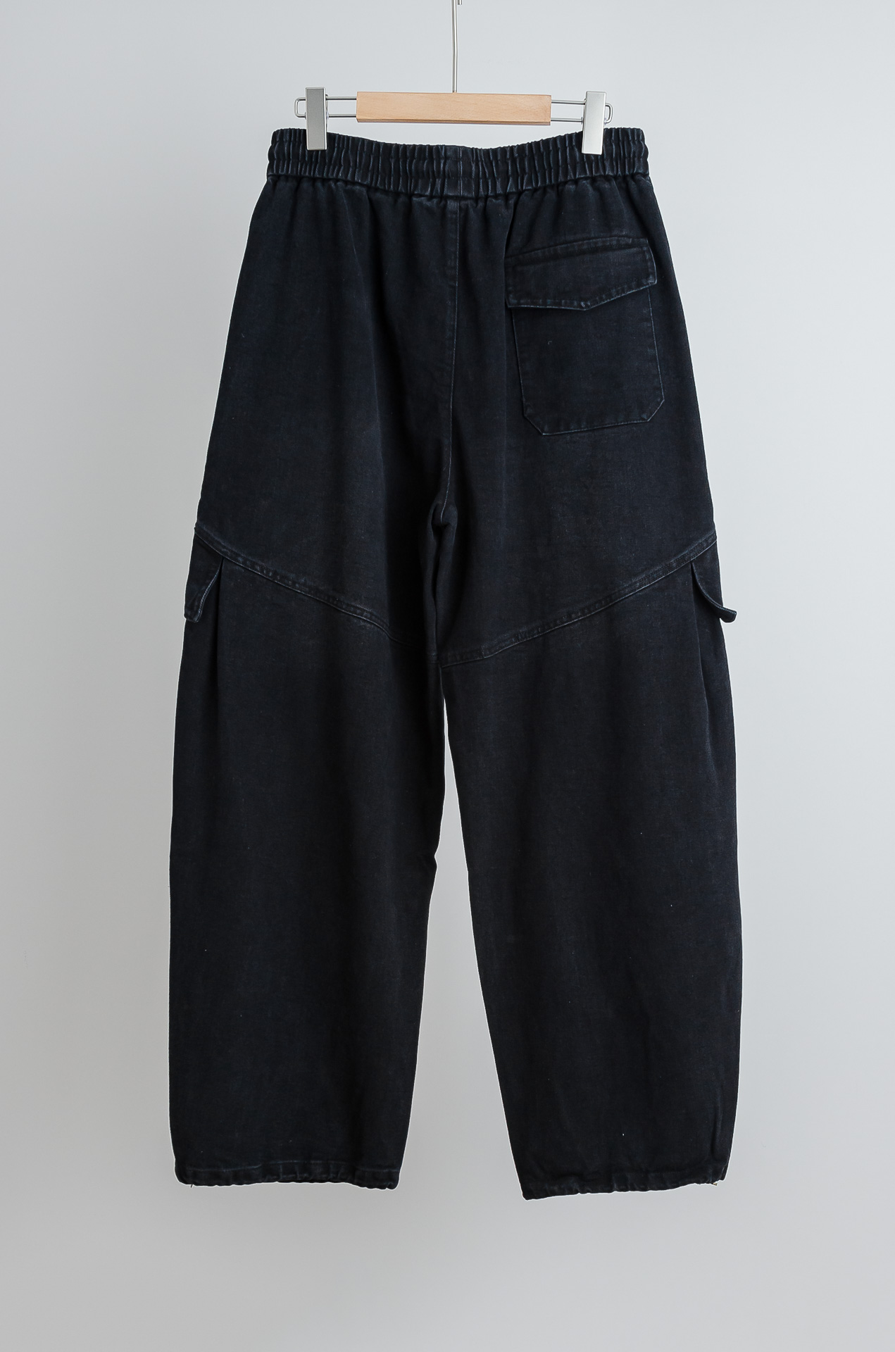 ☀️☀️ 巴黎世家 2026新春最新出品宽松裤脚休闲裤#休闲百搭的一款 上身很舒适 弹力收腰抽绳，阔腿设