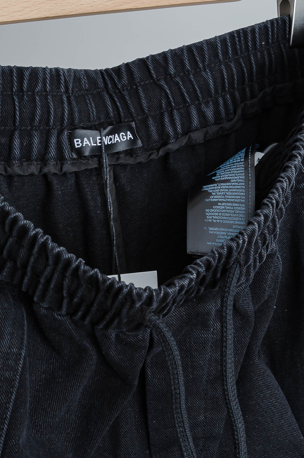 ☀️☀️ 巴黎世家 2026新春最新出品宽松裤脚休闲裤#休闲百搭的一款 上身很舒适 弹力收腰抽绳，阔腿设