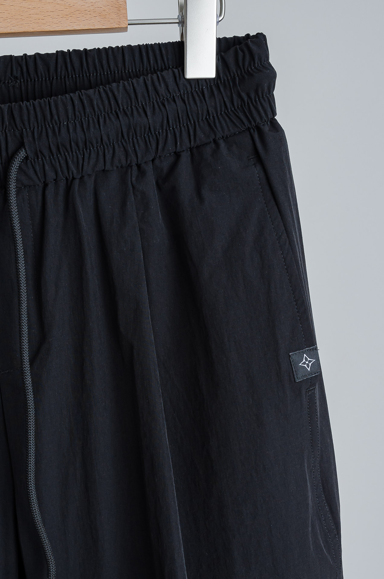 ☀️☀️ LV 2026新春最新出品宽松裤脚休闲裤#休闲百搭的一款 上身很舒适 弹力收腰抽绳，阔腿设计，