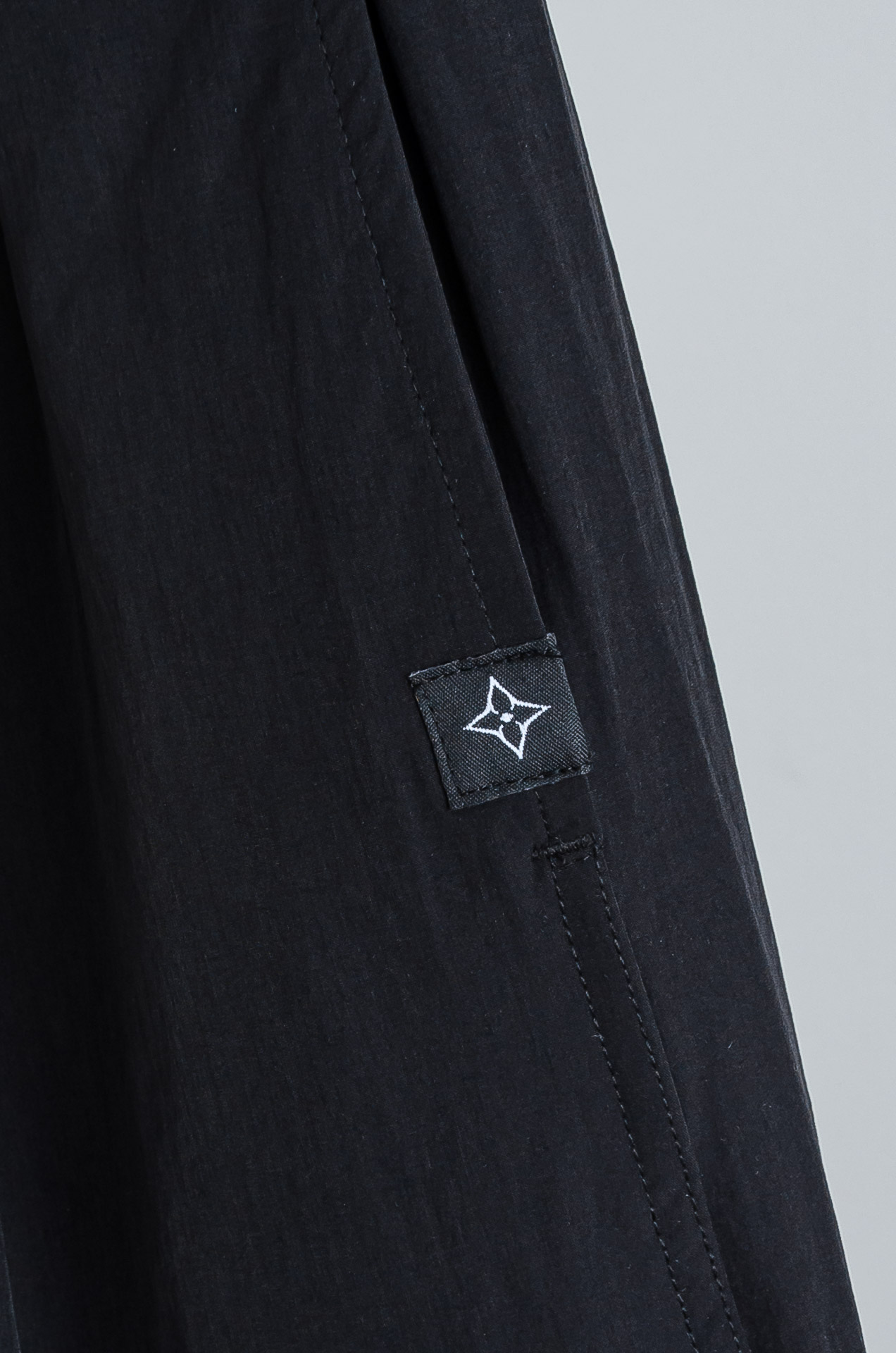 ☀️☀️ LV 2026新春最新出品宽松裤脚休闲裤#休闲百搭的一款 上身很舒适 弹力收腰抽绳，阔腿设计，