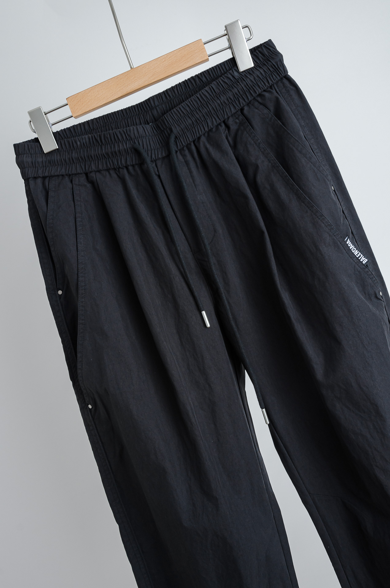 ☀️☀️ 巴黎世家 2026新春最新出品宽松裤脚休闲裤#休闲百搭的一款 上身很舒适 弹力收腰抽绳，阔腿设