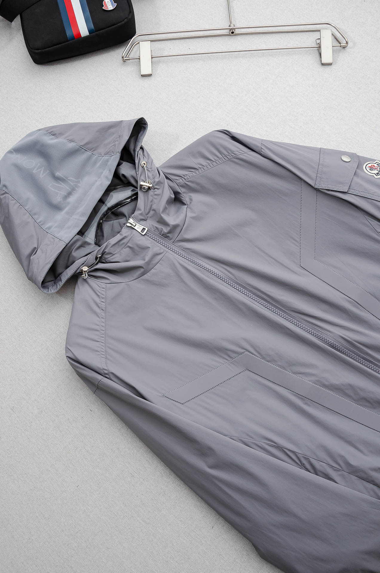 MONC* LER*.蒙口2026 ss最新春季新品，连帽防水夹克外套#同步官网发售！该款夹克外层超柔聚