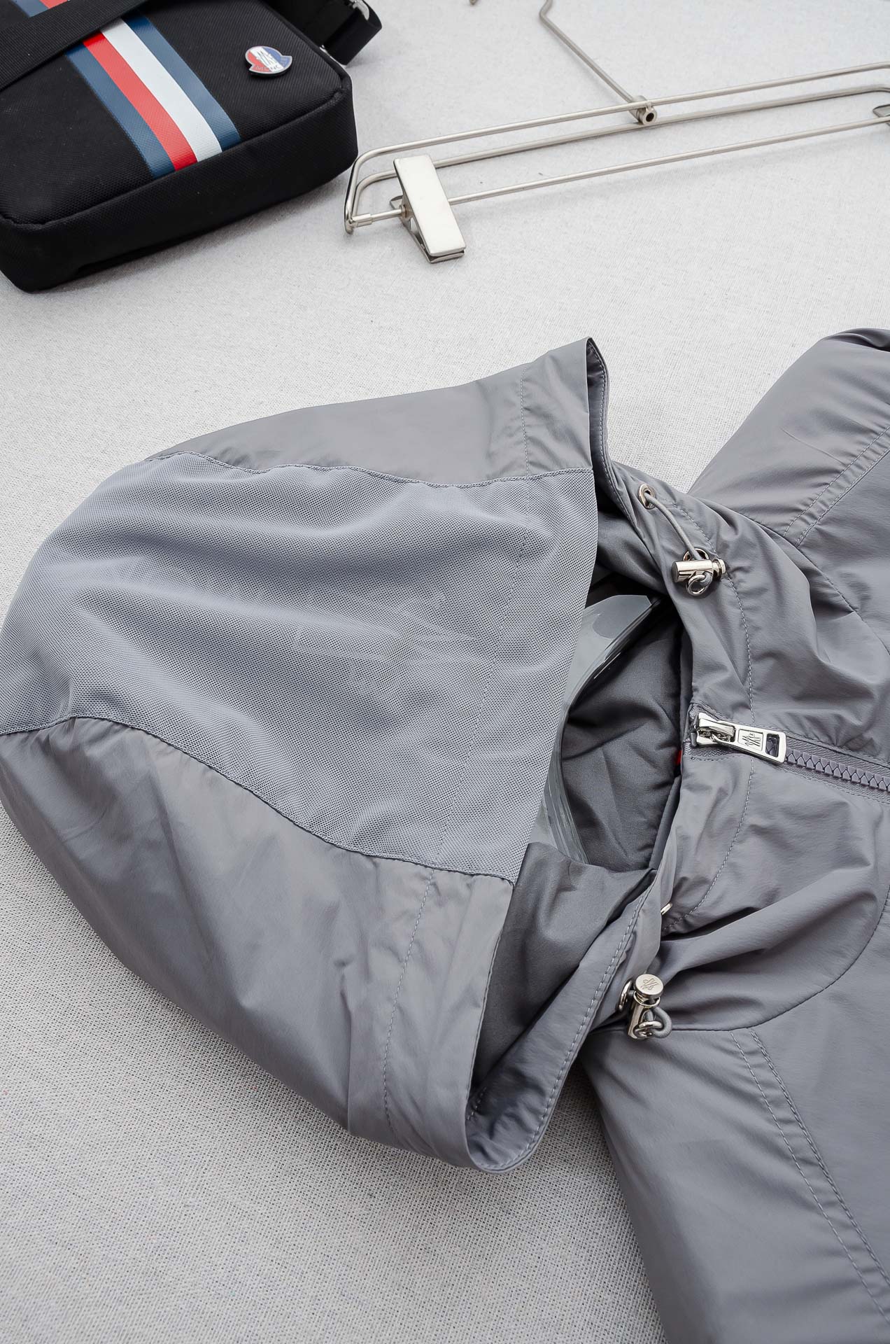 MONC* LER*.蒙口2026 ss最新春季新品，连帽防水夹克外套#同步官网发售！该款夹克外层超柔聚