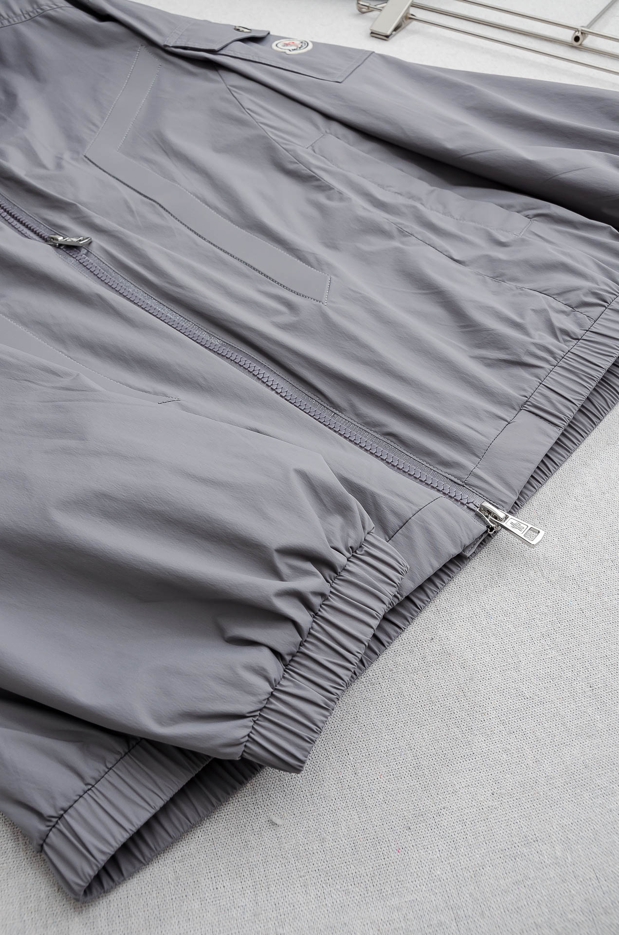 MONC* LER*.蒙口2026 ss最新春季新品，连帽防水夹克外套#同步官网发售！该款夹克外层超柔聚