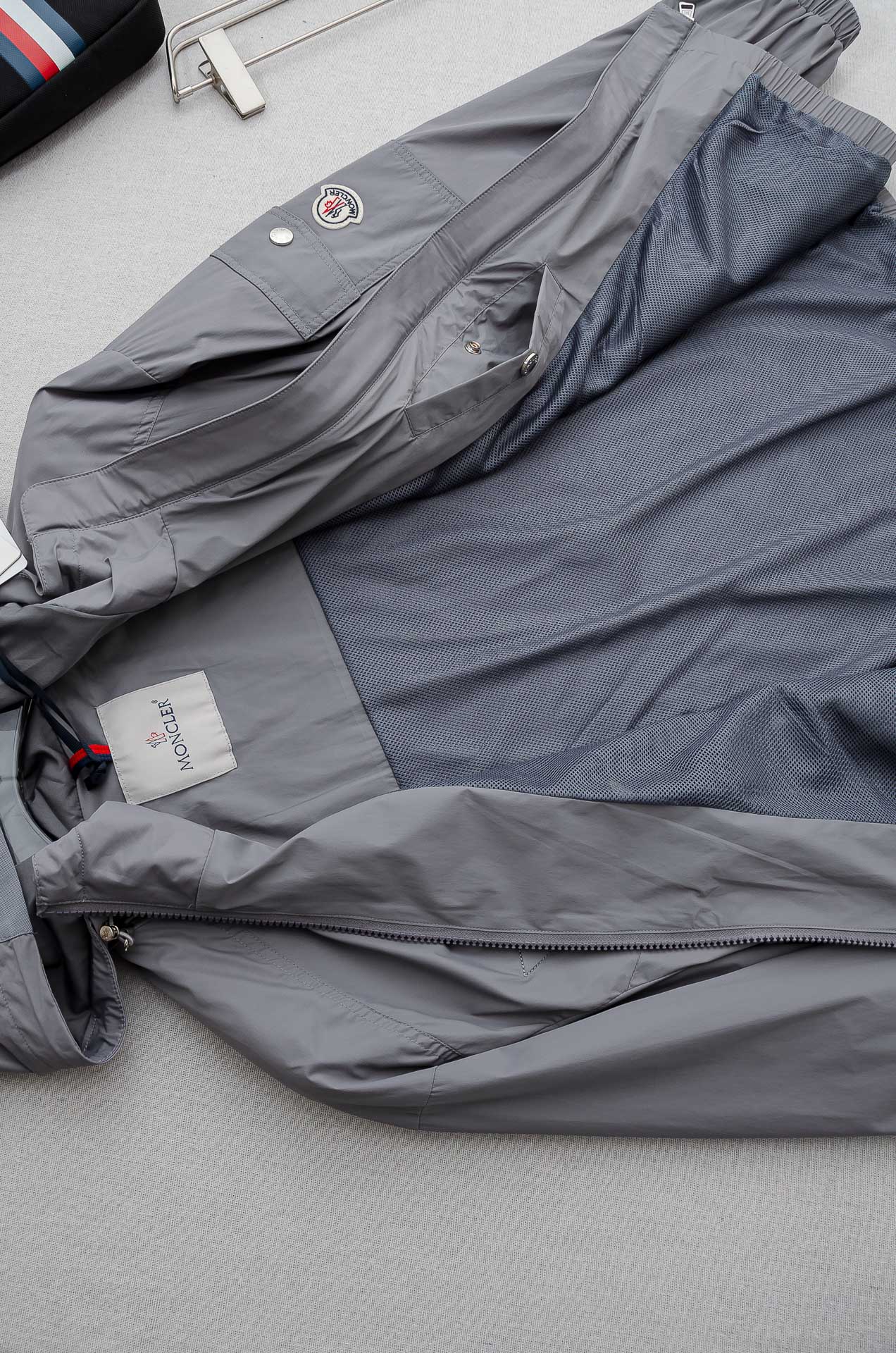 MONC* LER*.蒙口2026 ss最新春季新品，连帽防水夹克外套#同步官网发售！该款夹克外层超柔聚