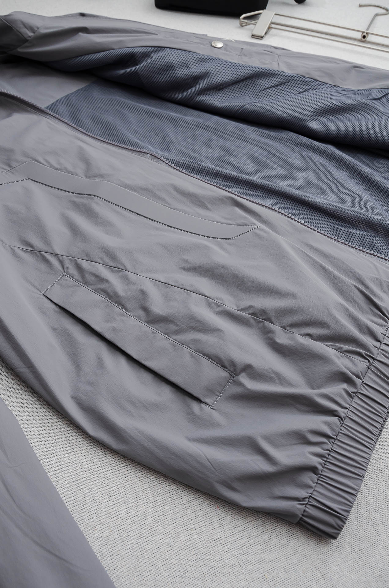 MONC* LER*.蒙口2026 ss最新春季新品，连帽防水夹克外套#同步官网发售！该款夹克外层超柔聚