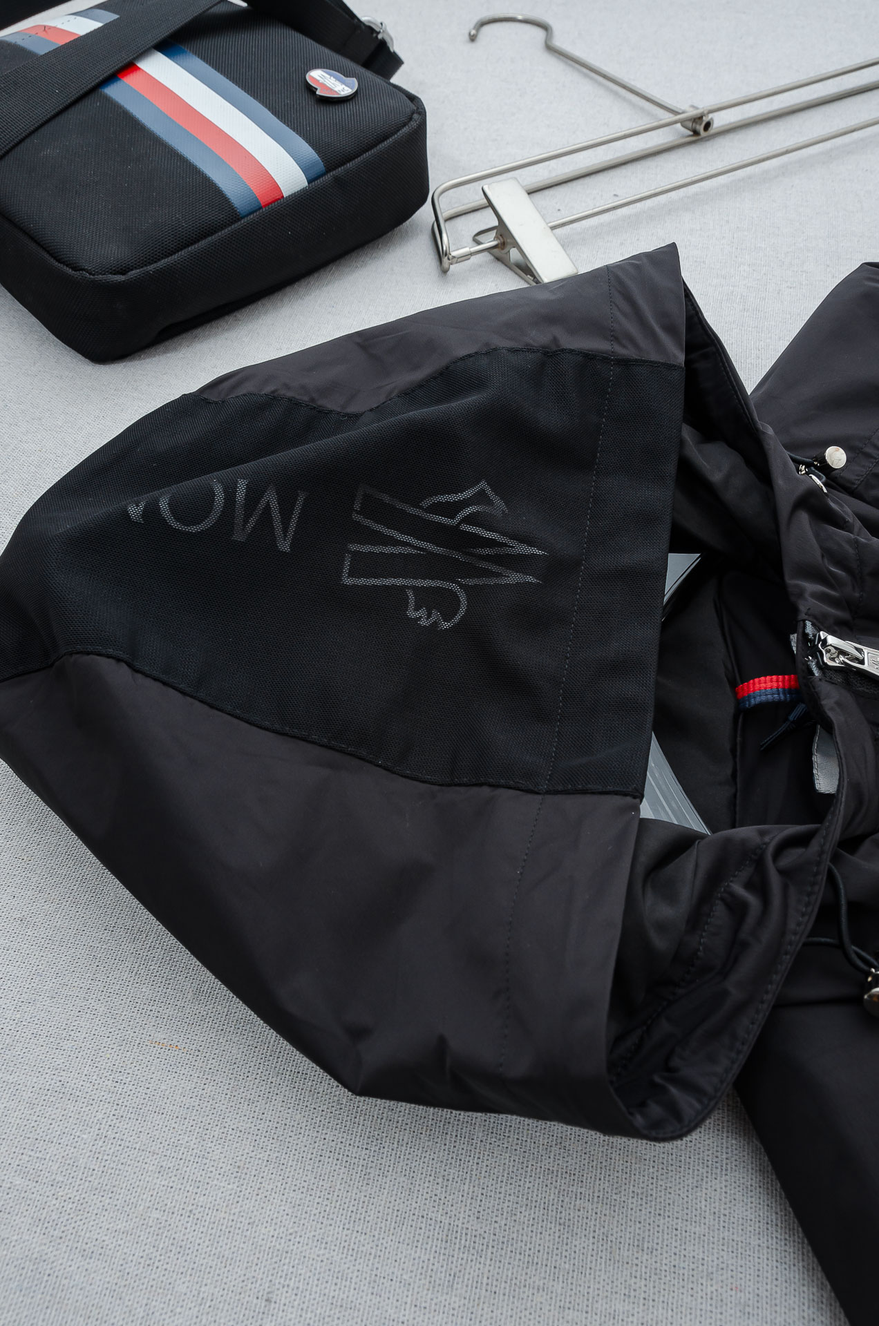 MONC* LER*.蒙口2026 ss最新春季新品，连帽防水夹克外套#同步官网发售！该款夹克外层超柔聚