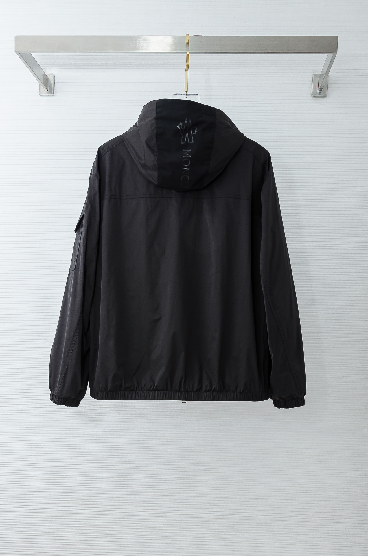 MONC* LER*.蒙口2026 ss最新春季新品，连帽防水夹克外套#同步官网发售！该款夹克外层超柔聚