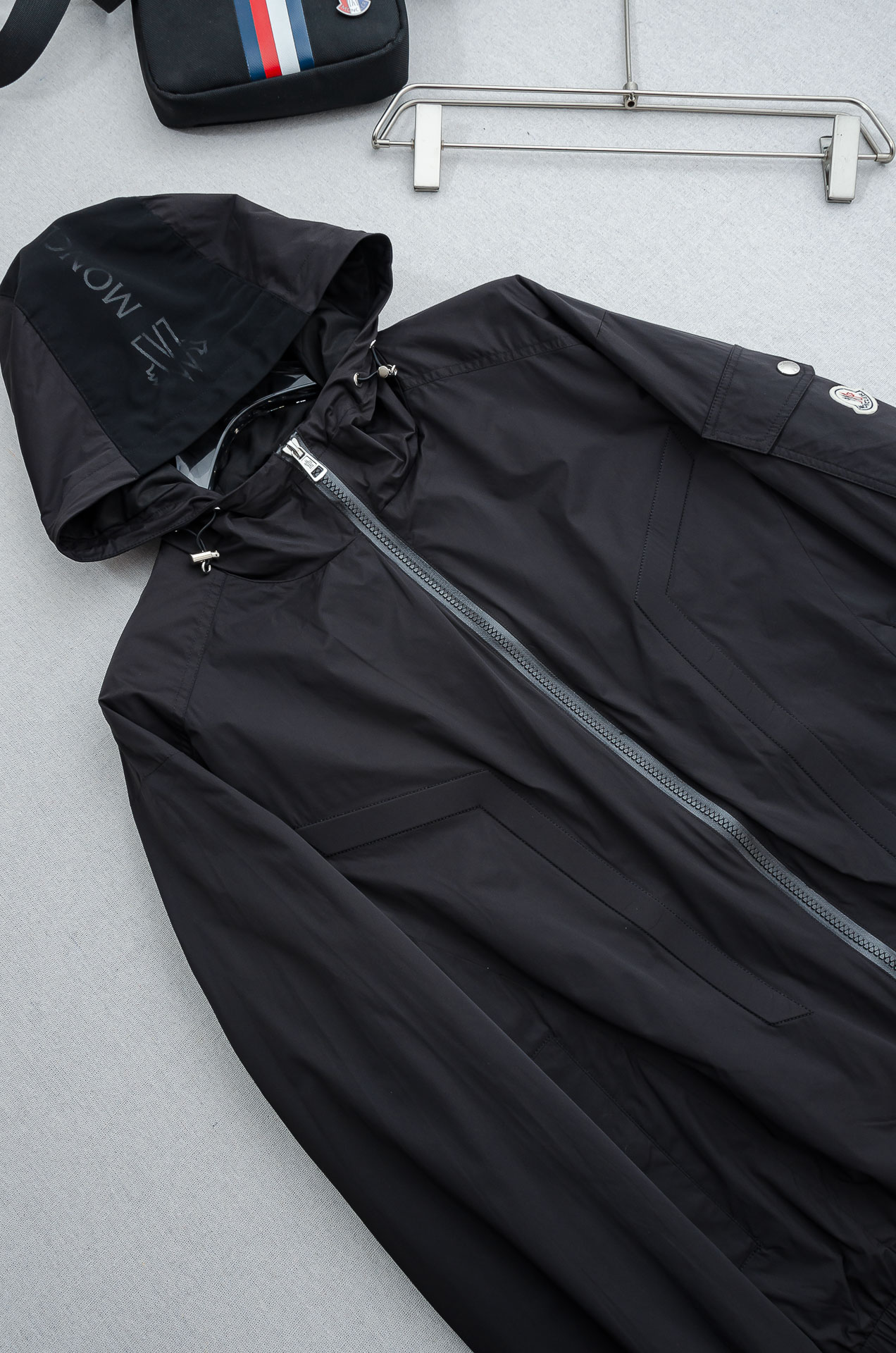 MONC* LER*.蒙口2026 ss最新春季新品，连帽防水夹克外套#同步官网发售！该款夹克外层超柔聚