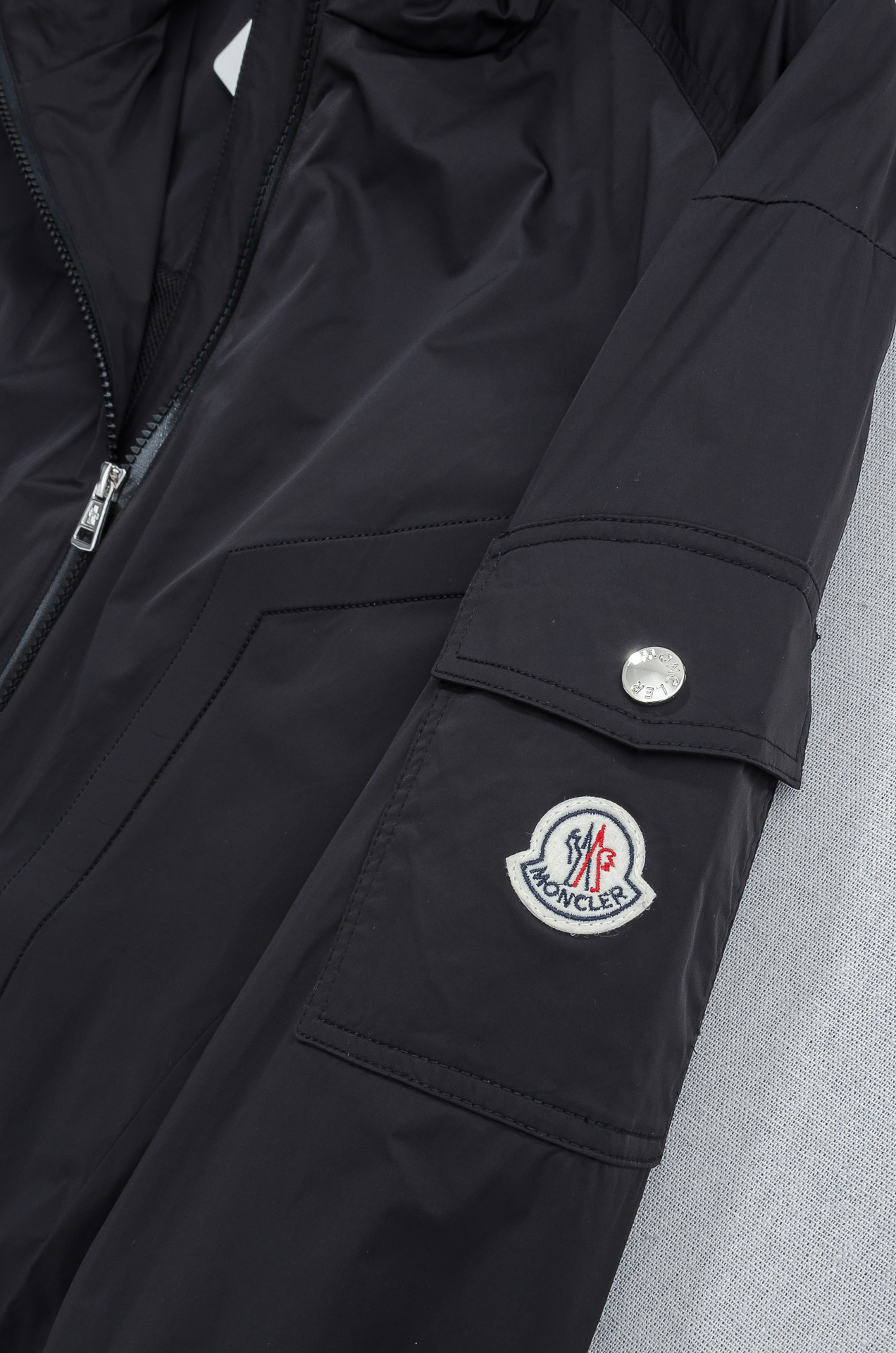 MONC* LER*.蒙口2026 ss最新春季新品，连帽防水夹克外套#同步官网发售！该款夹克外层超柔聚