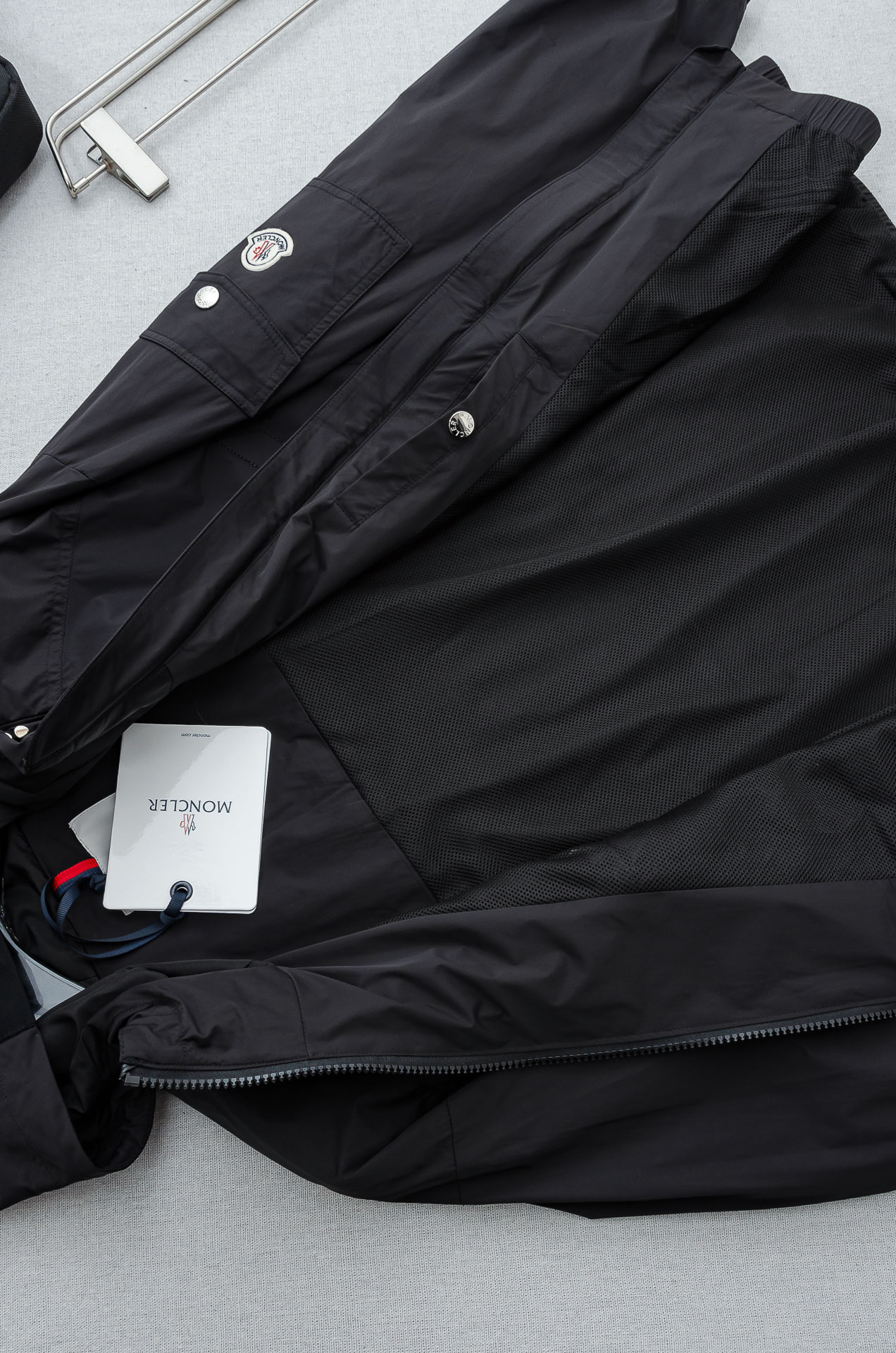 MONC* LER*.蒙口2026 ss最新春季新品，连帽防水夹克外套#同步官网发售！该款夹克外层超柔聚
