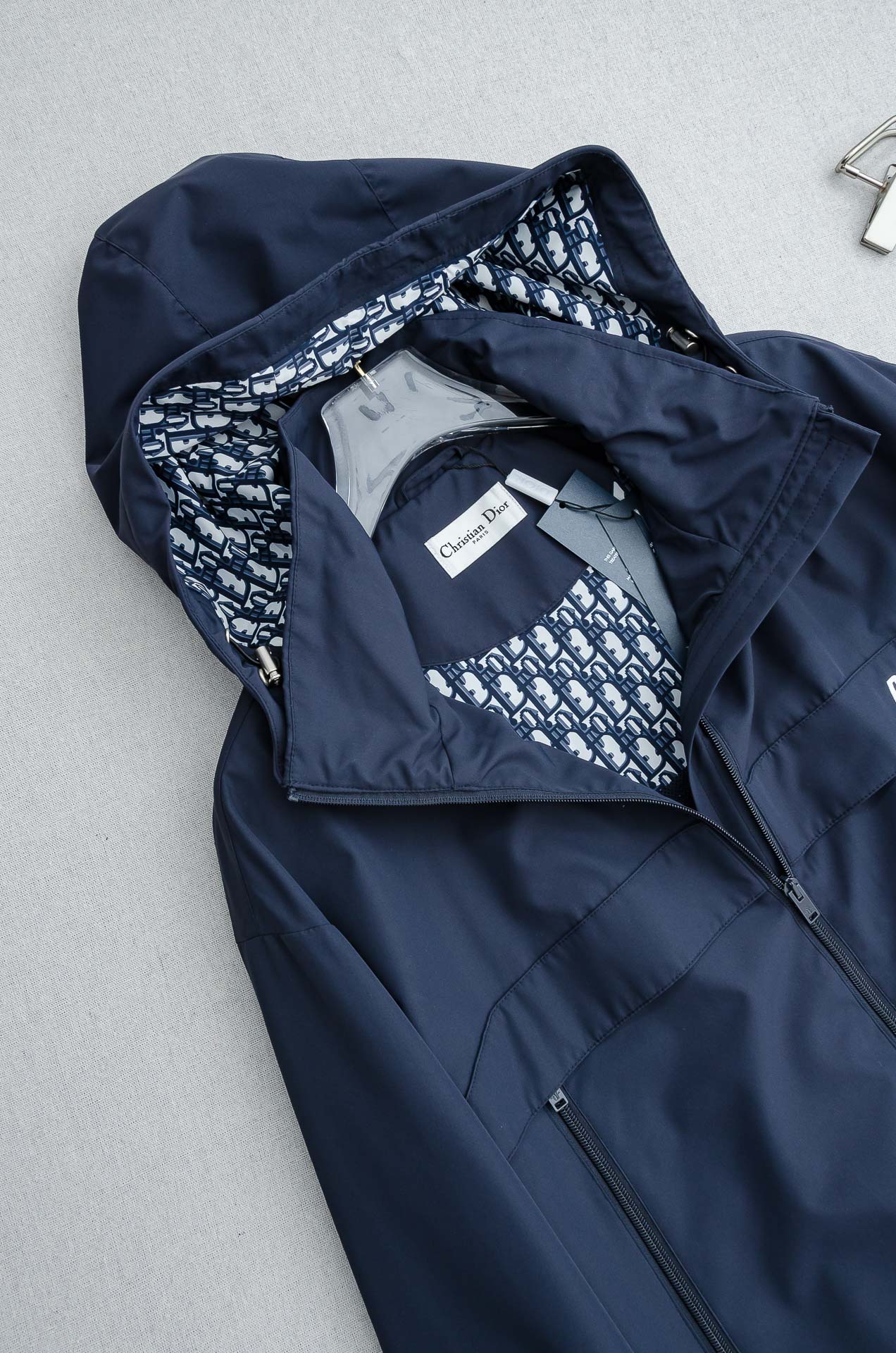 Dior 迪奥2026 ss最新春季新品，连帽防水夹克外套#同步官网发售！该款夹克外层超柔聚酯纤维防风防