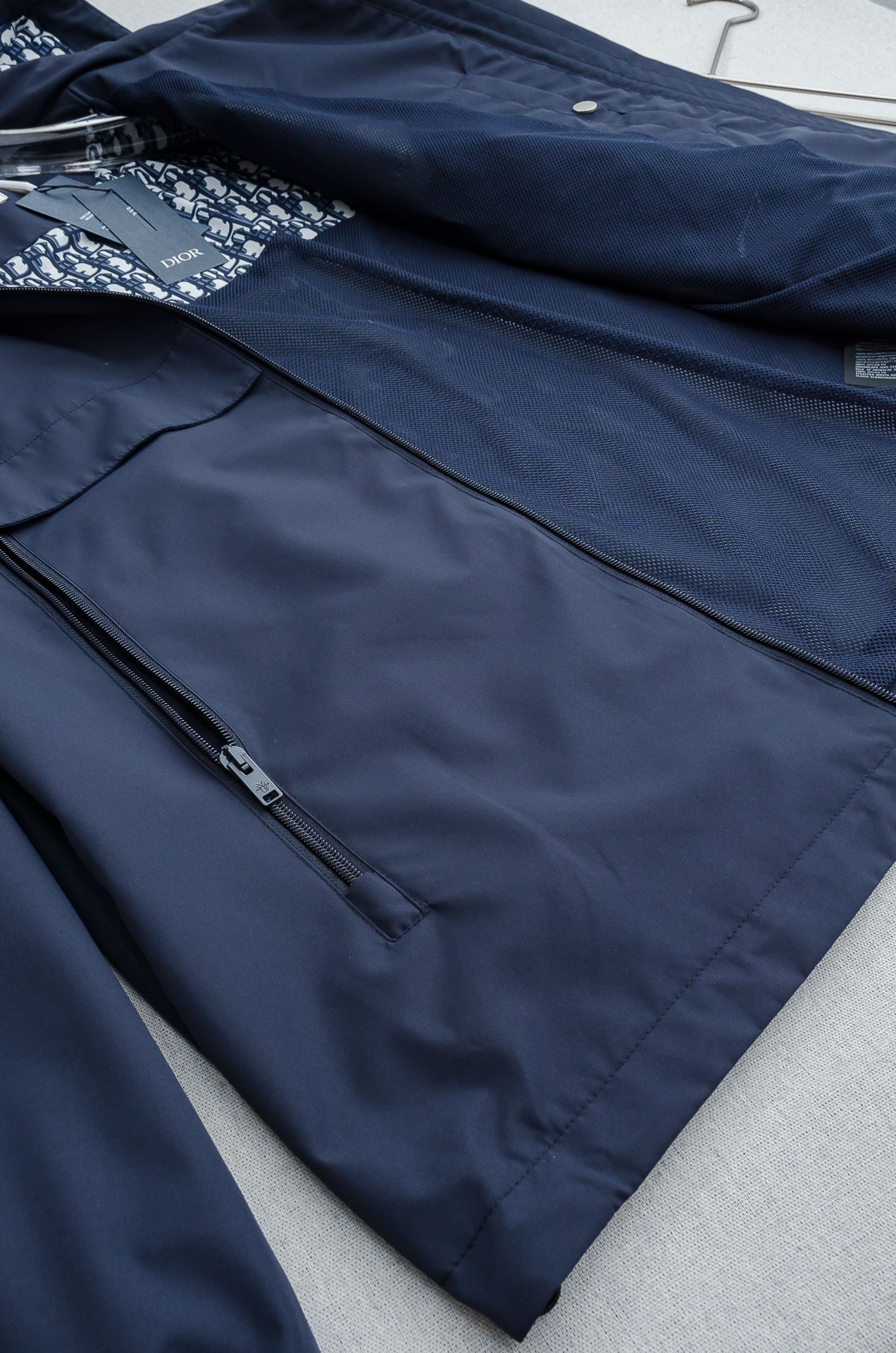 Dior 迪奥2026 ss最新春季新品，连帽防水夹克外套#同步官网发售！该款夹克外层超柔聚酯纤维防风防