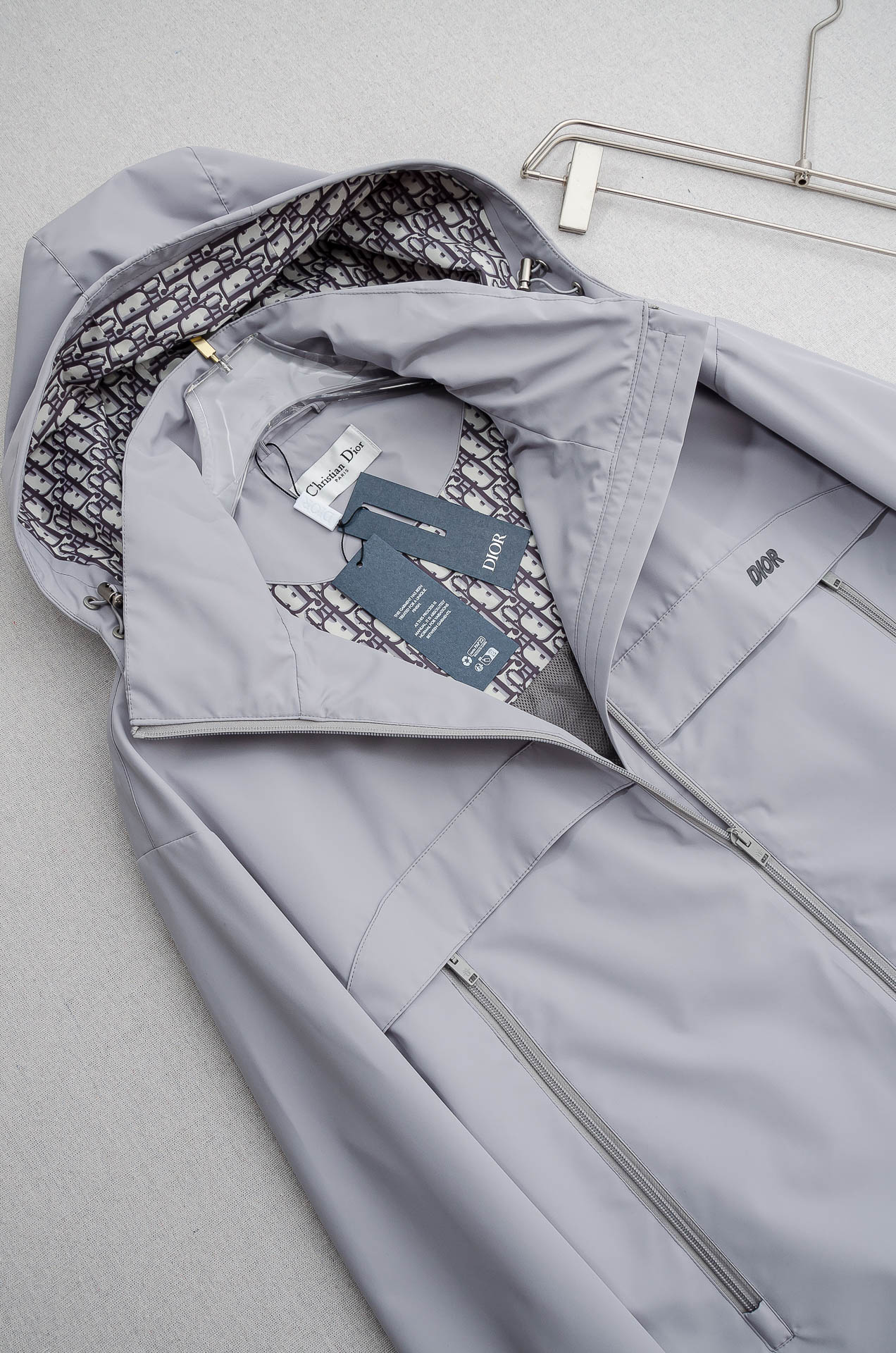 Dior 迪奥2026 ss最新春季新品，连帽防水夹克外套#同步官网发售！该款夹克外层超柔聚酯纤维防风防