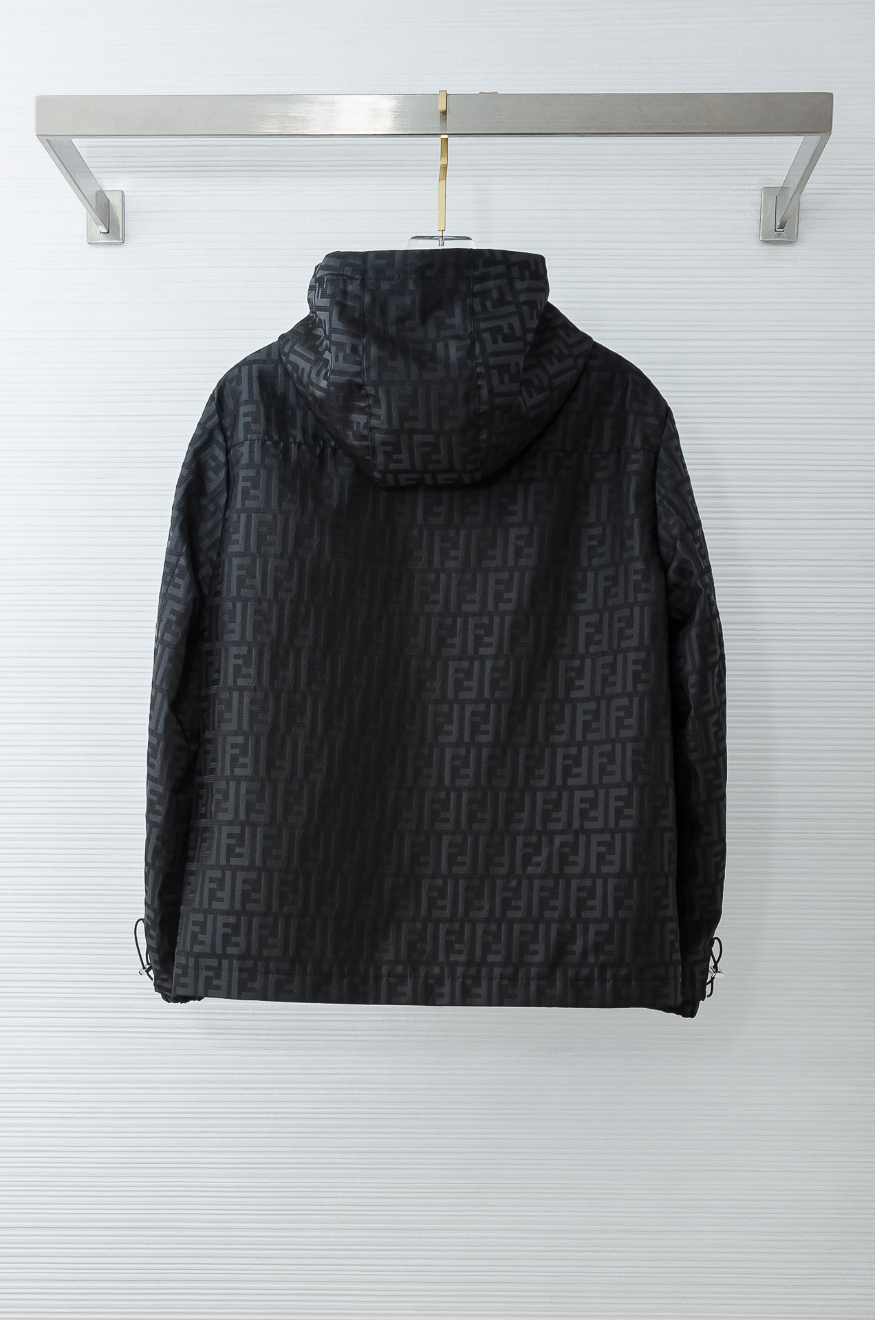 芬迪fendi 2026春季最新出品连帽夹克外套#该款夹克外层超柔聚酯纤维防风防水，功能与时尚型兼具。时