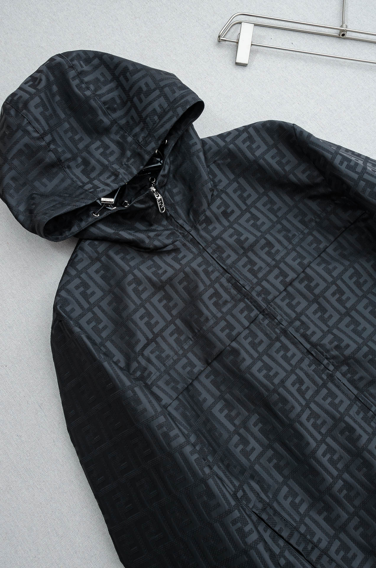 芬迪fendi 2026春季最新出品连帽夹克外套#该款夹克外层超柔聚酯纤维防风防水，功能与时尚型兼具。时