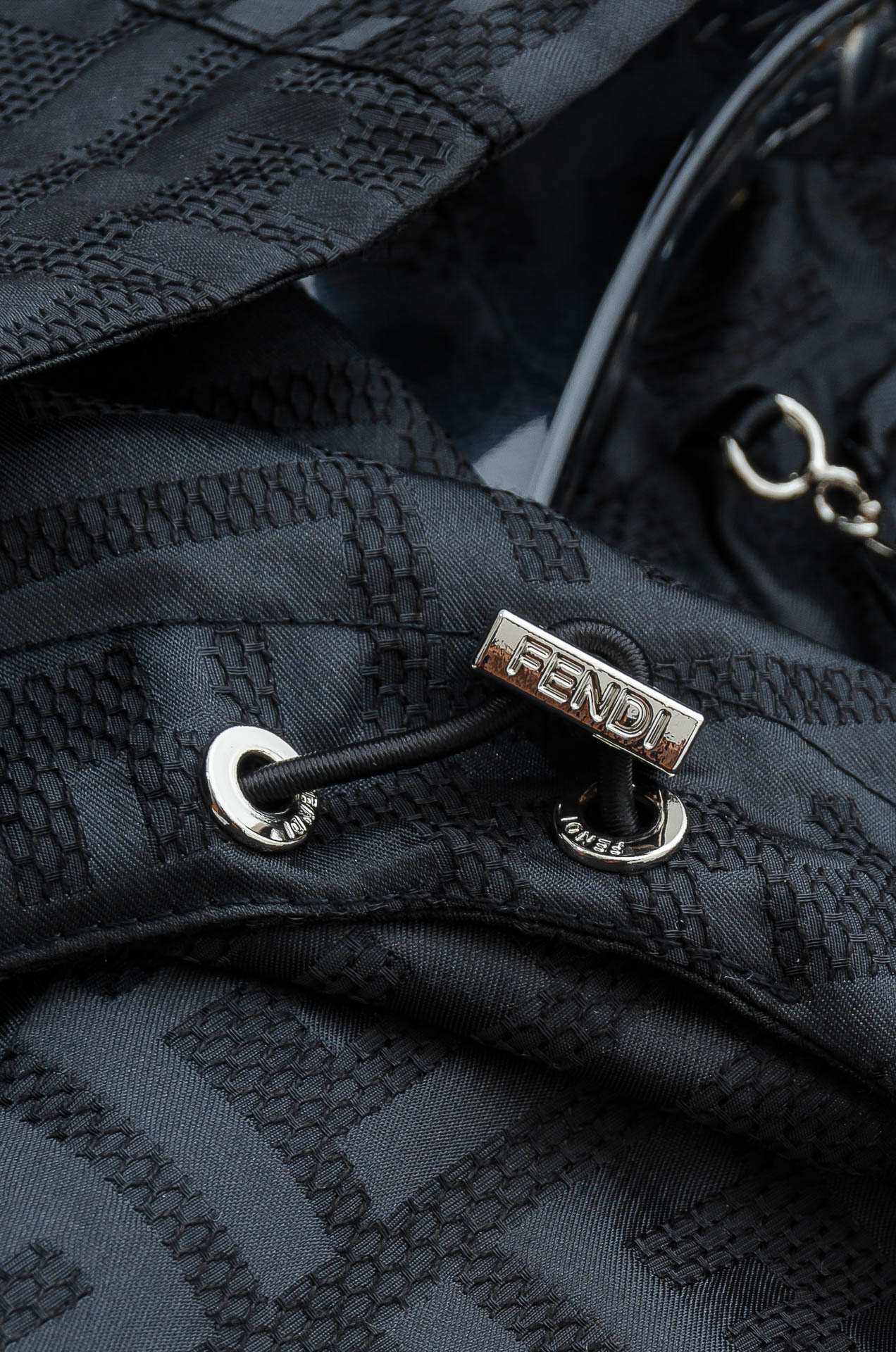 芬迪fendi 2026春季最新出品连帽夹克外套#该款夹克外层超柔聚酯纤维防风防水，功能与时尚型兼具。时