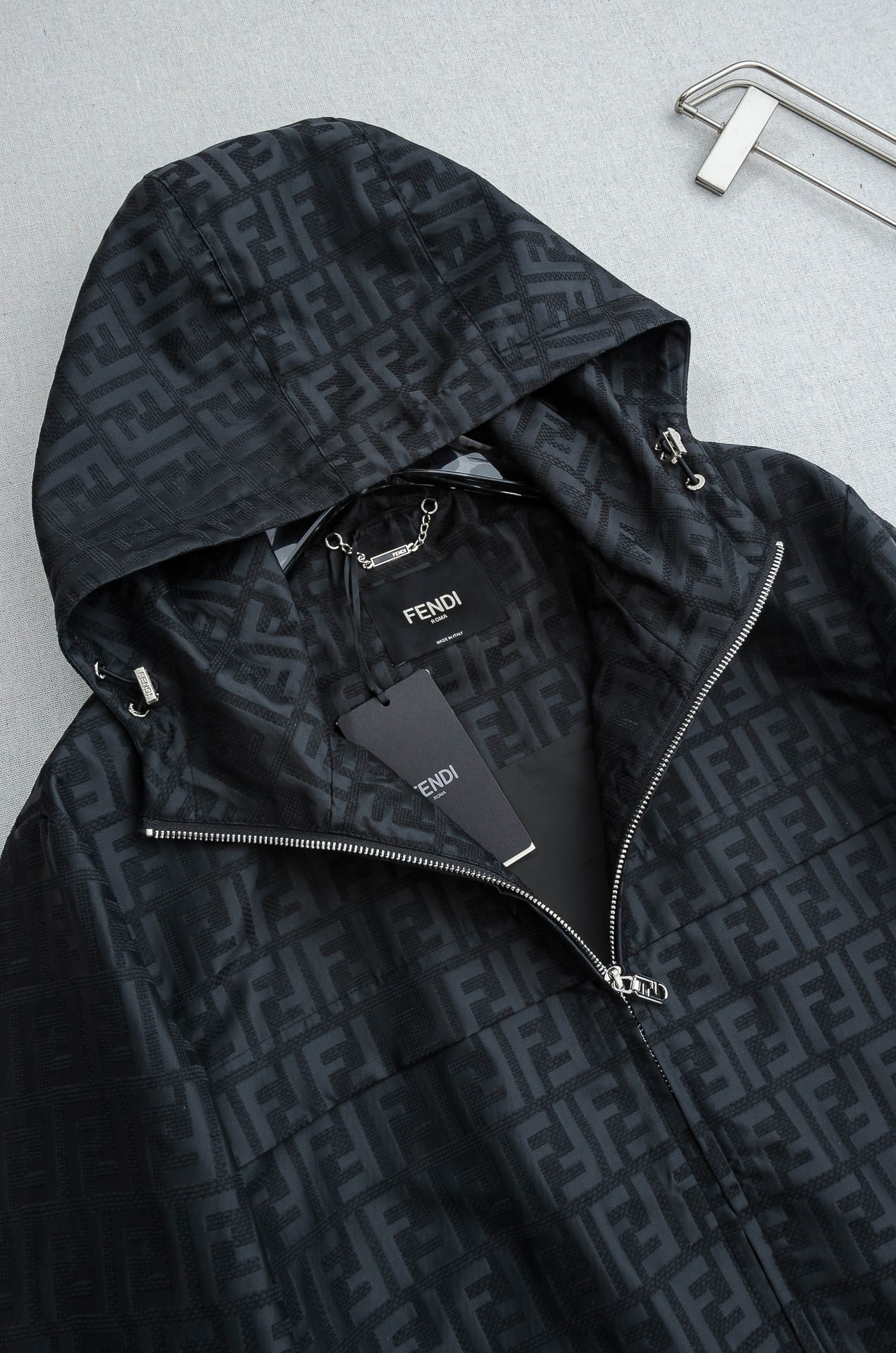 芬迪fendi 2026春季最新出品连帽夹克外套#该款夹克外层超柔聚酯纤维防风防水，功能与时尚型兼具。时