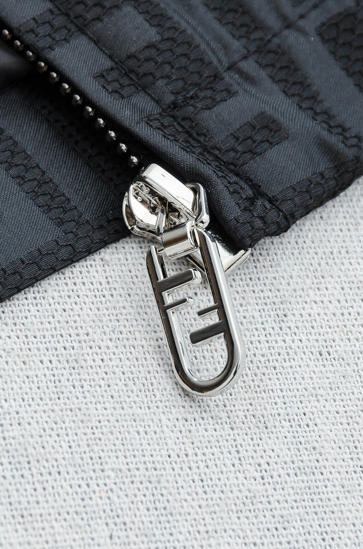 芬迪fendi 2026春季最新出品连帽夹克外套#该款夹克外层超柔聚酯纤维防风防水，功能与时尚型兼具。时