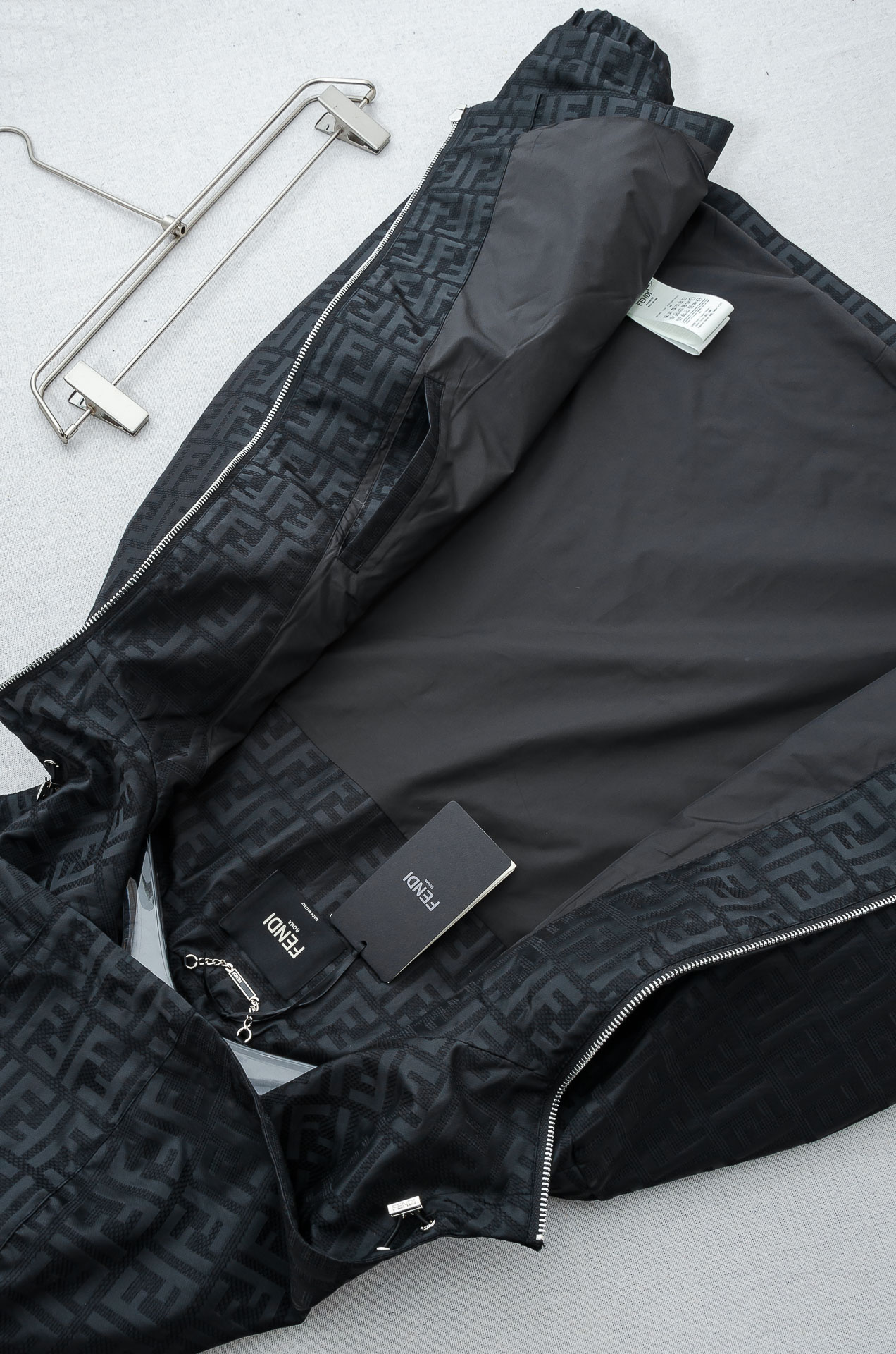 芬迪fendi 2026春季最新出品连帽夹克外套#该款夹克外层超柔聚酯纤维防风防水，功能与时尚型兼具。时