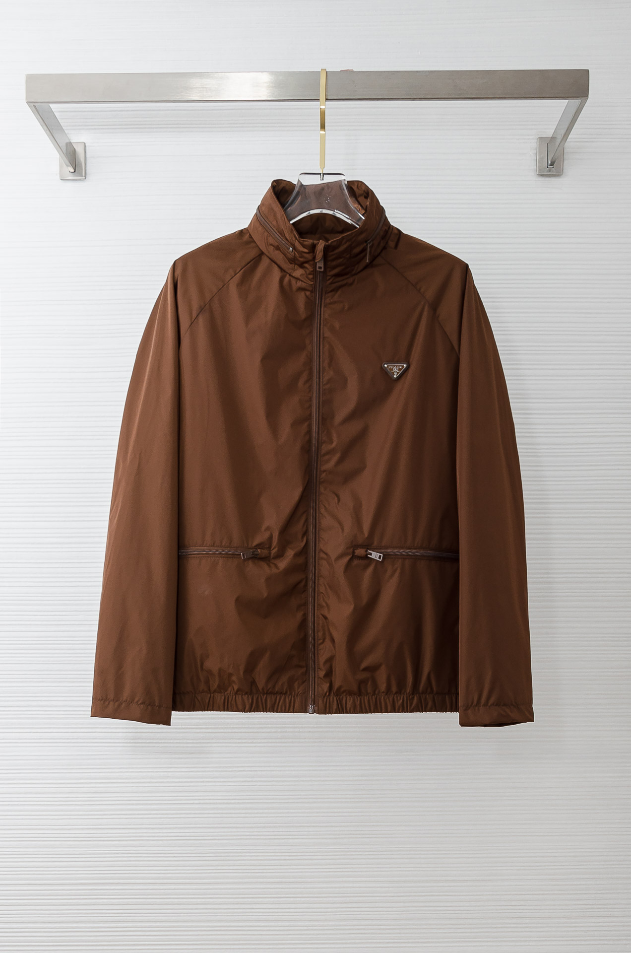 PRADA普拉达2026 ss最新春季新品，隐藏式连帽防水夹克外套#同步官网发售！该款夹克外层超柔聚酯纤