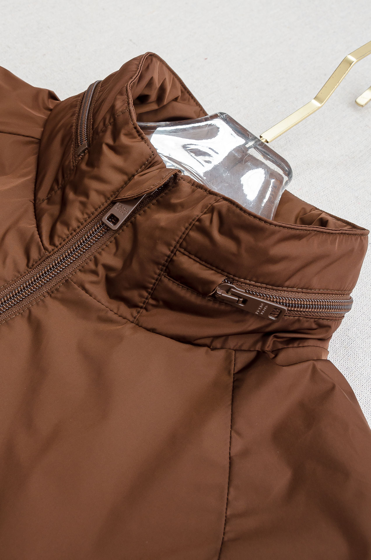 PRADA普拉达2026 ss最新春季新品，隐藏式连帽防水夹克外套#同步官网发售！该款夹克外层超柔聚酯纤