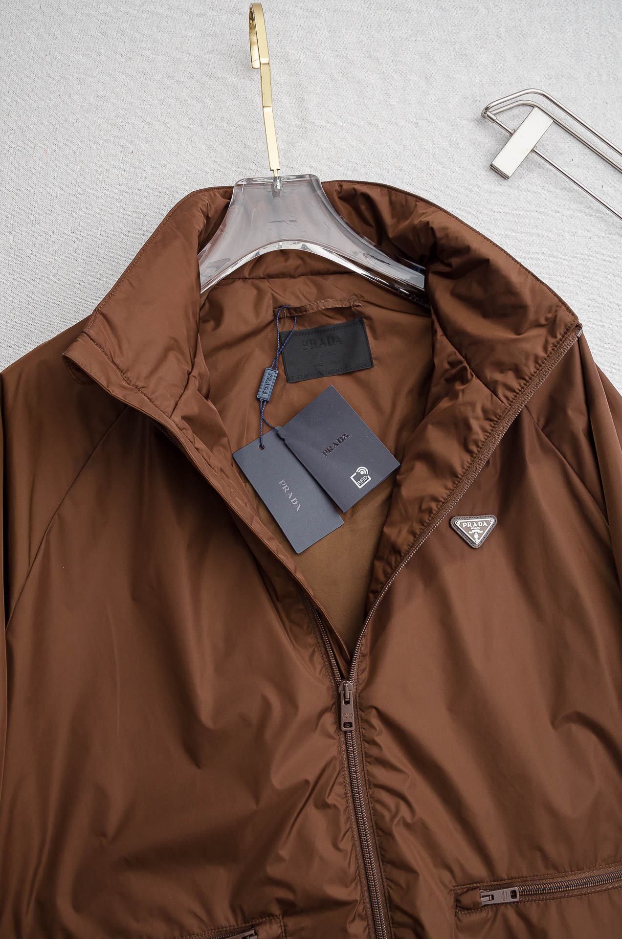 PRADA普拉达2026 ss最新春季新品，隐藏式连帽防水夹克外套#同步官网发售！该款夹克外层超柔聚酯纤