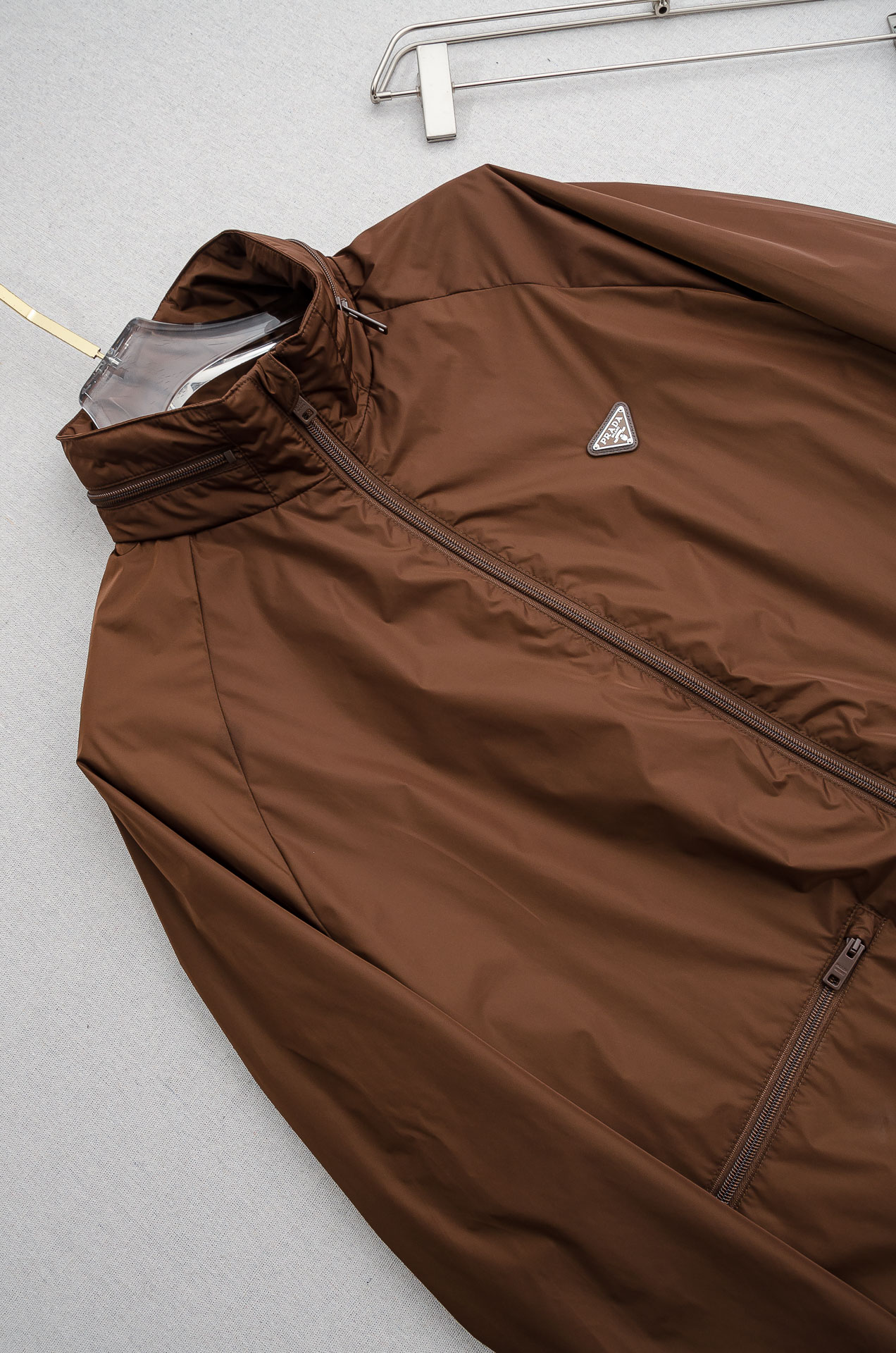 PRADA普拉达2026 ss最新春季新品，隐藏式连帽防水夹克外套#同步官网发售！该款夹克外层超柔聚酯纤