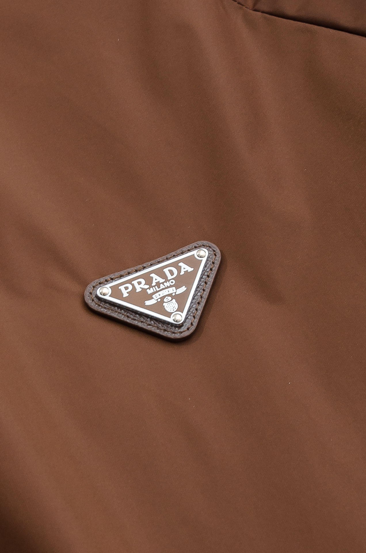 PRADA普拉达2026 ss最新春季新品，隐藏式连帽防水夹克外套#同步官网发售！该款夹克外层超柔聚酯纤