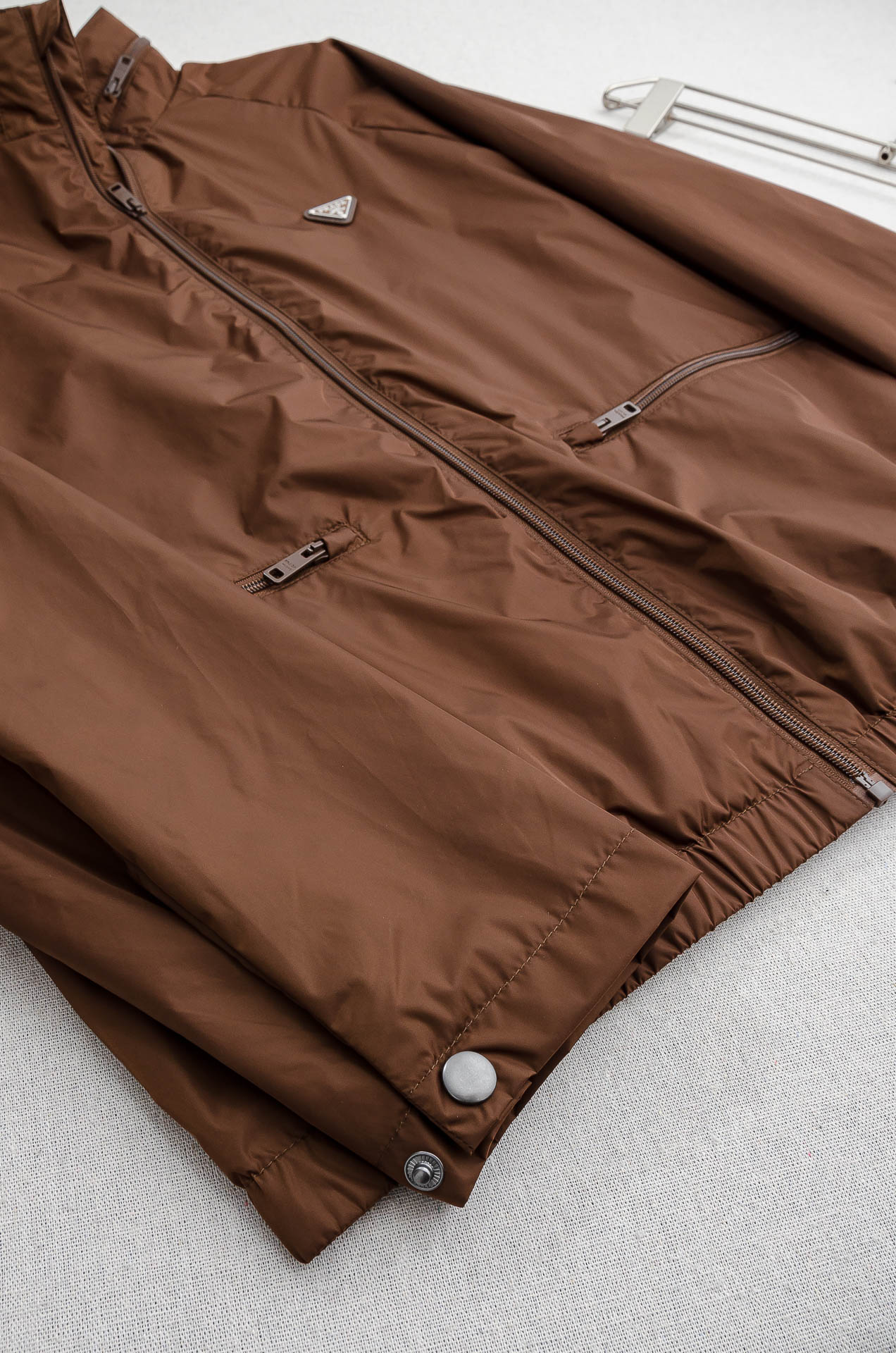 PRADA普拉达2026 ss最新春季新品，隐藏式连帽防水夹克外套#同步官网发售！该款夹克外层超柔聚酯纤