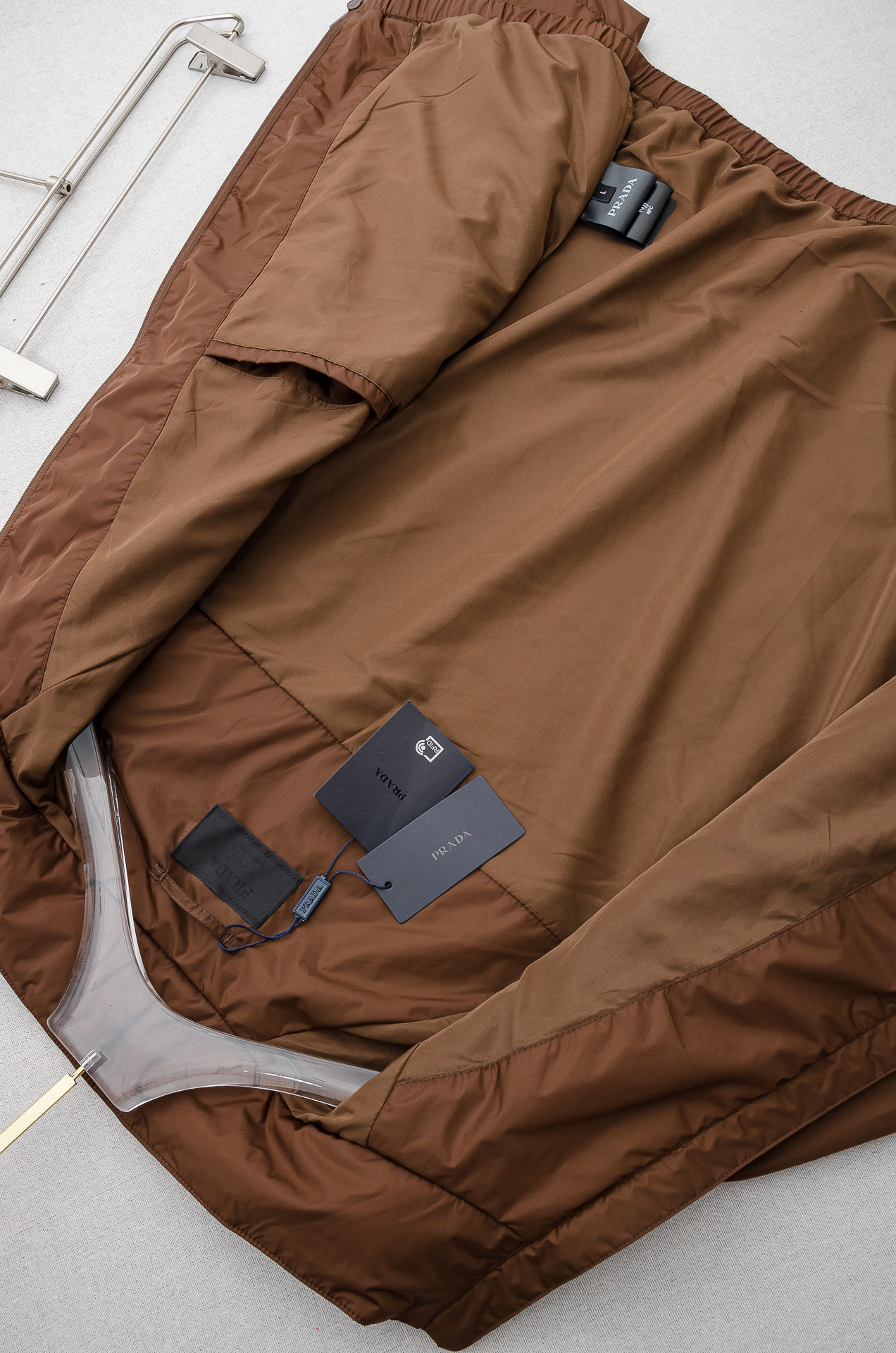 PRADA普拉达2026 ss最新春季新品，隐藏式连帽防水夹克外套#同步官网发售！该款夹克外层超柔聚酯纤