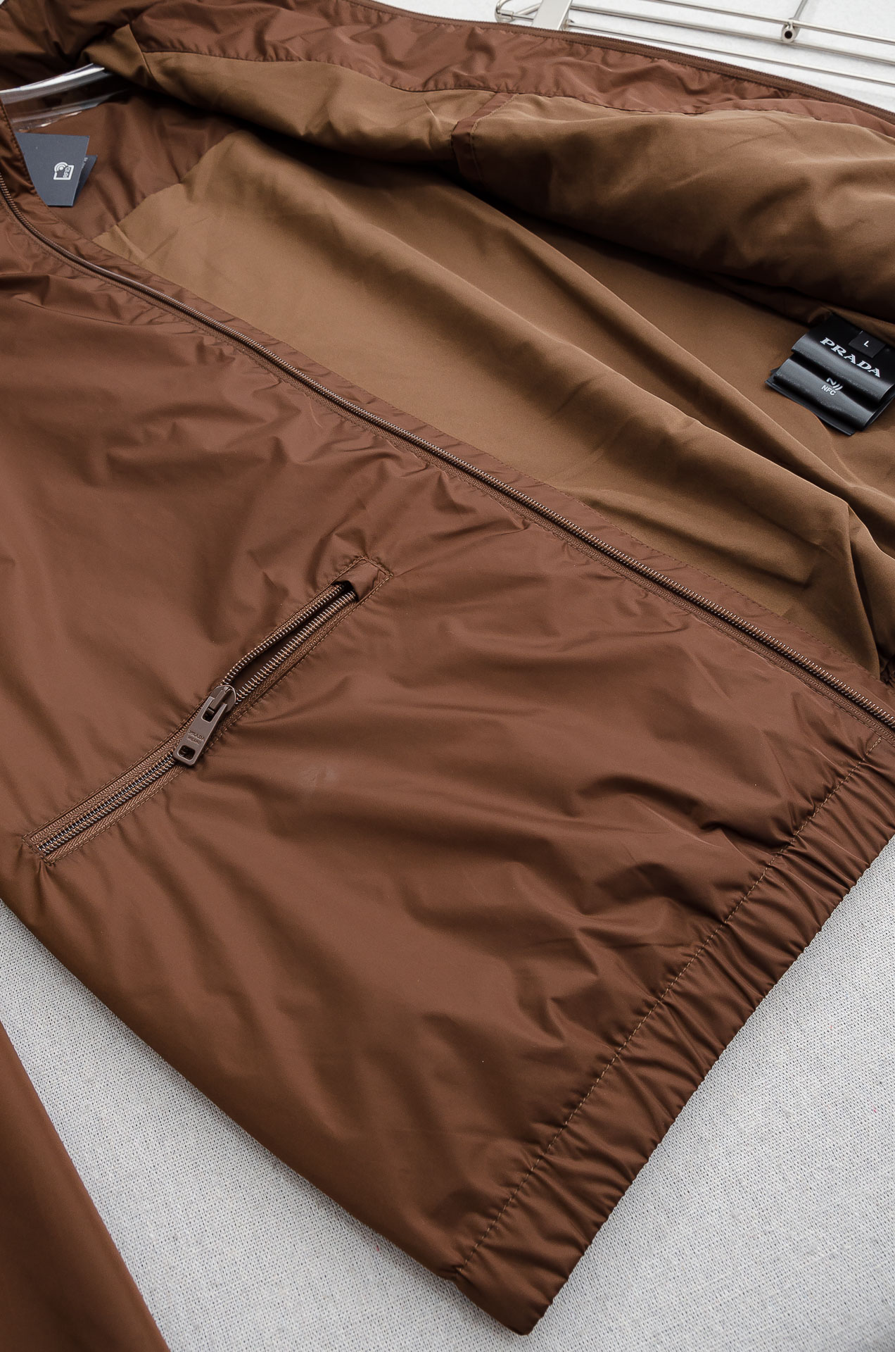 PRADA普拉达2026 ss最新春季新品，隐藏式连帽防水夹克外套#同步官网发售！该款夹克外层超柔聚酯纤