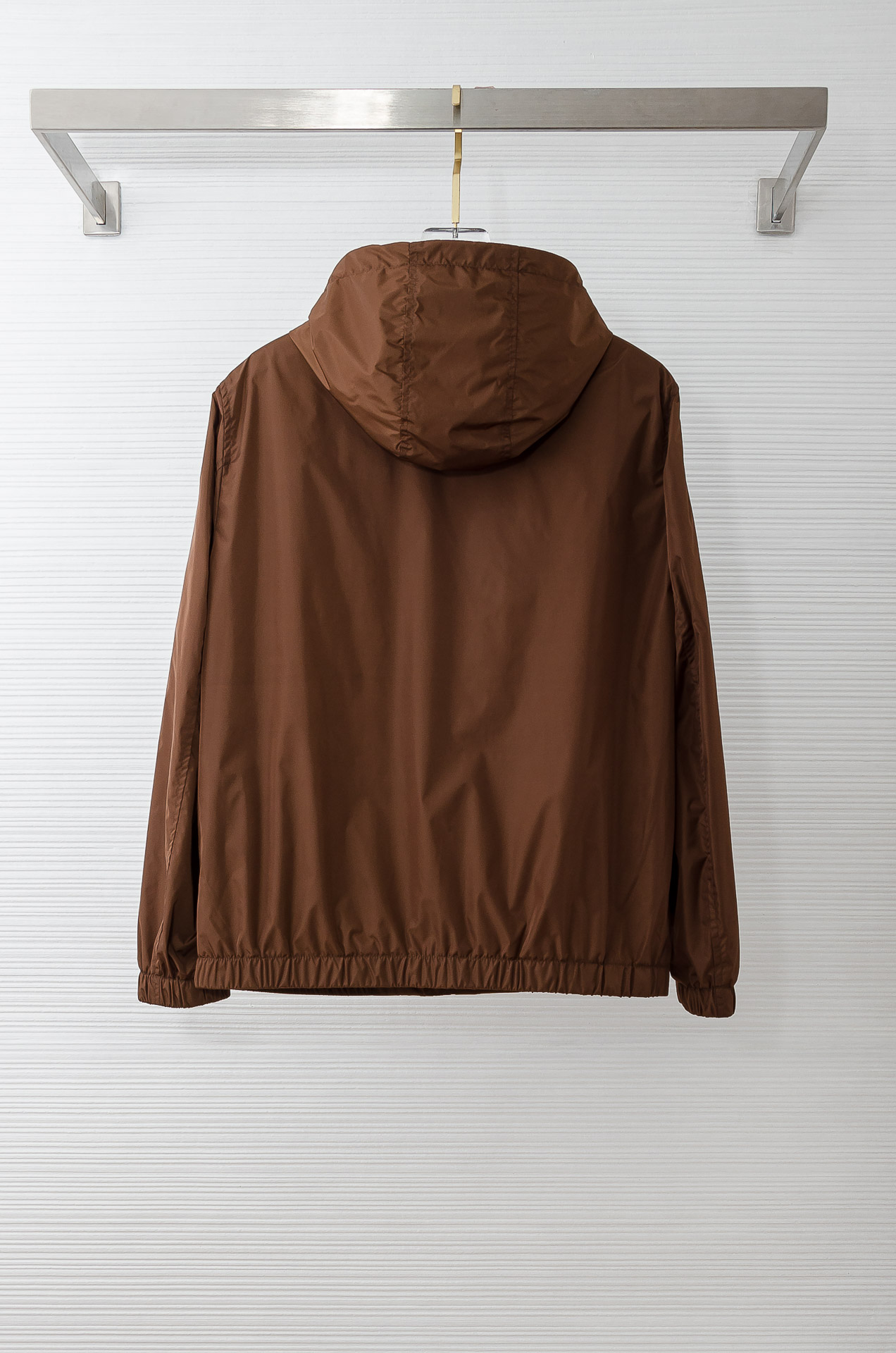 PRADA普拉达2026 ss最新春季新品，连帽防水夹克外套#同步官网发售！该款夹克外层超柔聚酯纤维防风