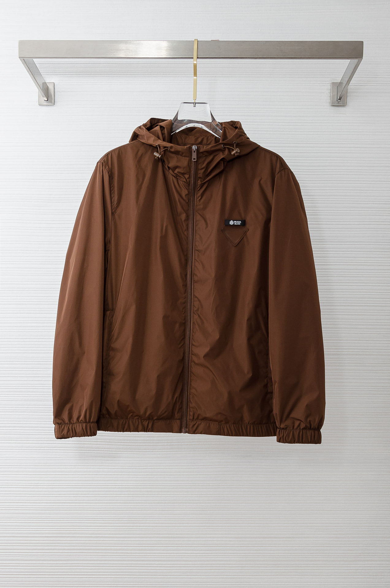 PRADA普拉达2026 ss最新春季新品，连帽防水夹克外套#同步官网发售！该款夹克外层超柔聚酯纤维防风