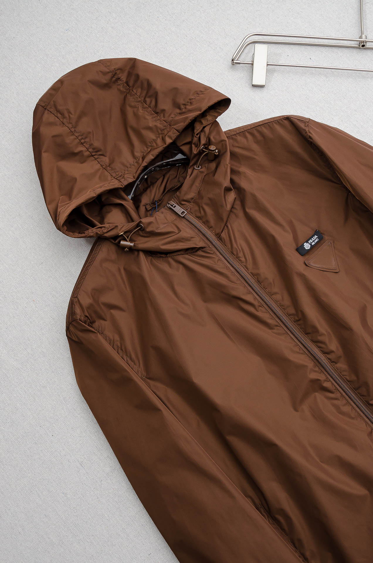 PRADA普拉达2026 ss最新春季新品，连帽防水夹克外套#同步官网发售！该款夹克外层超柔聚酯纤维防风