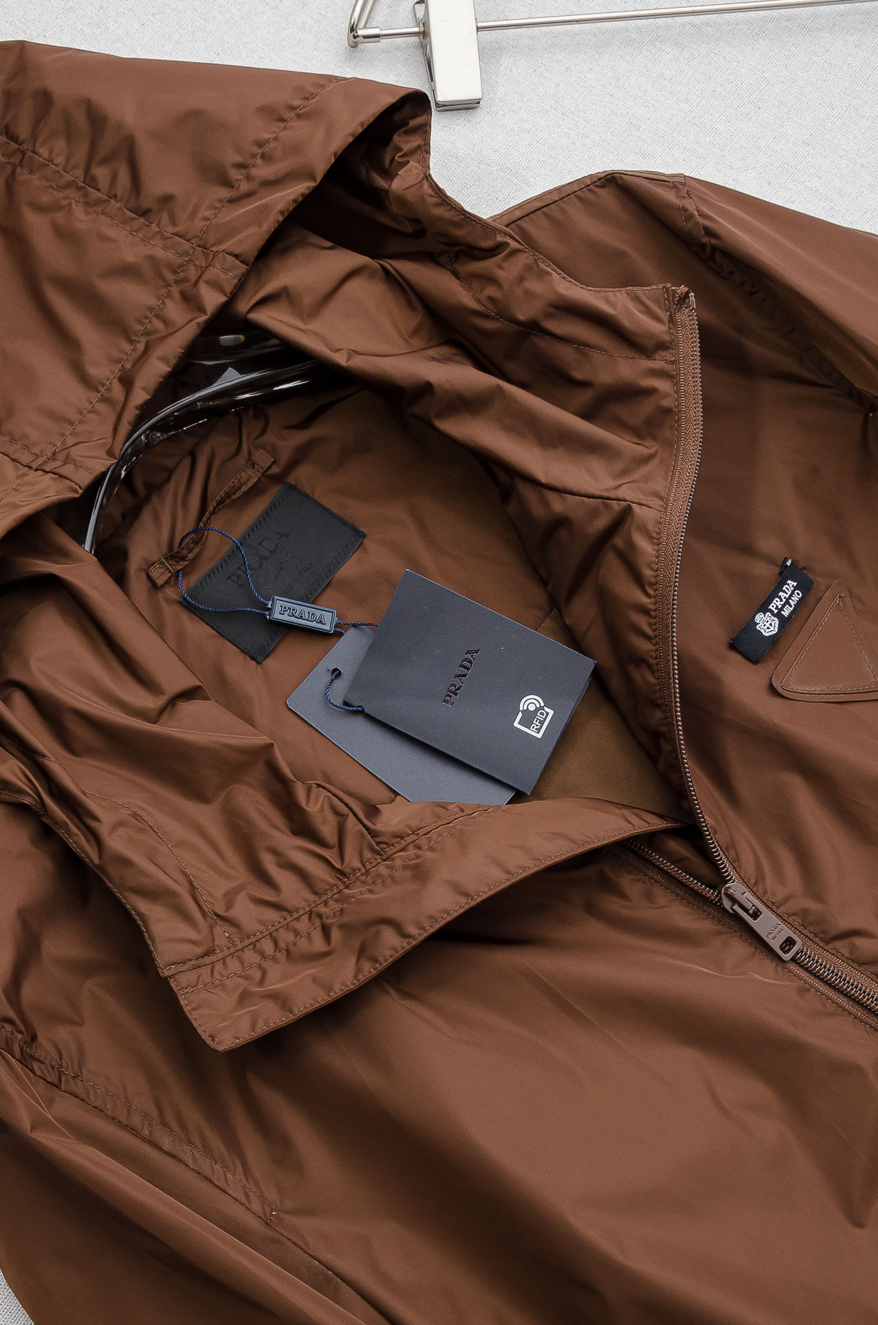 PRADA普拉达2026 ss最新春季新品，连帽防水夹克外套#同步官网发售！该款夹克外层超柔聚酯纤维防风