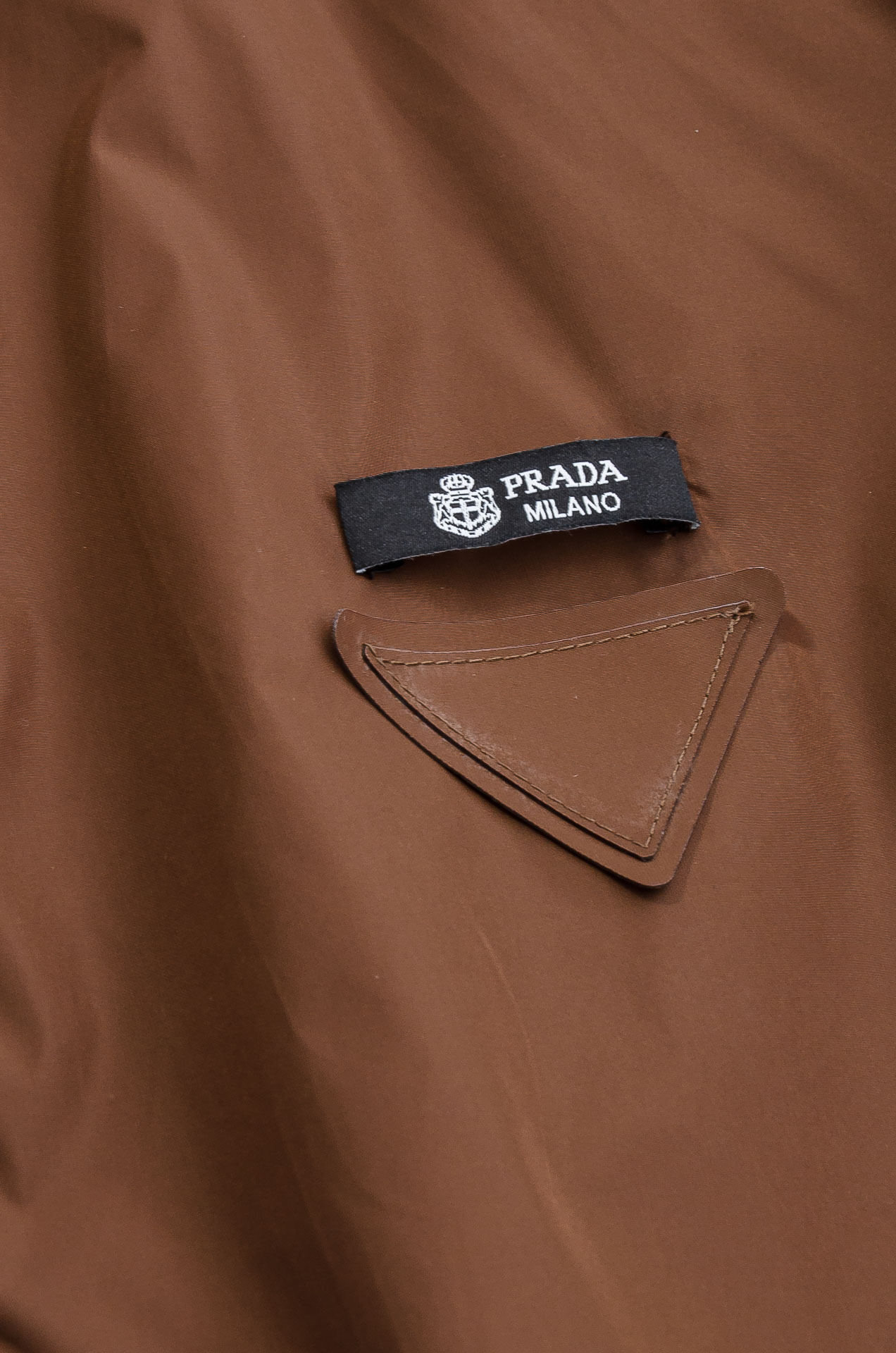 PRADA普拉达2026 ss最新春季新品，连帽防水夹克外套#同步官网发售！该款夹克外层超柔聚酯纤维防风