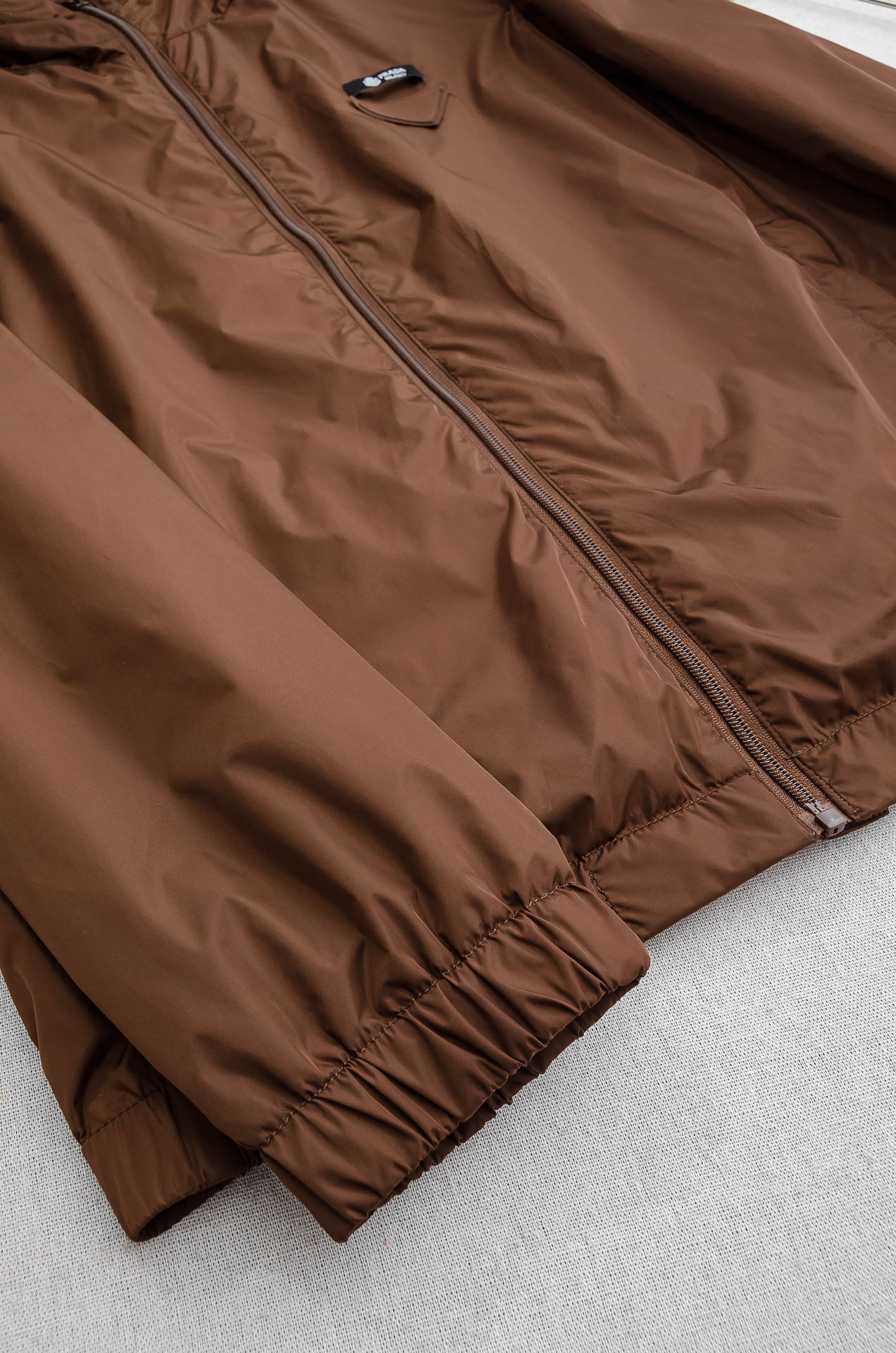 PRADA普拉达2026 ss最新春季新品，连帽防水夹克外套#同步官网发售！该款夹克外层超柔聚酯纤维防风