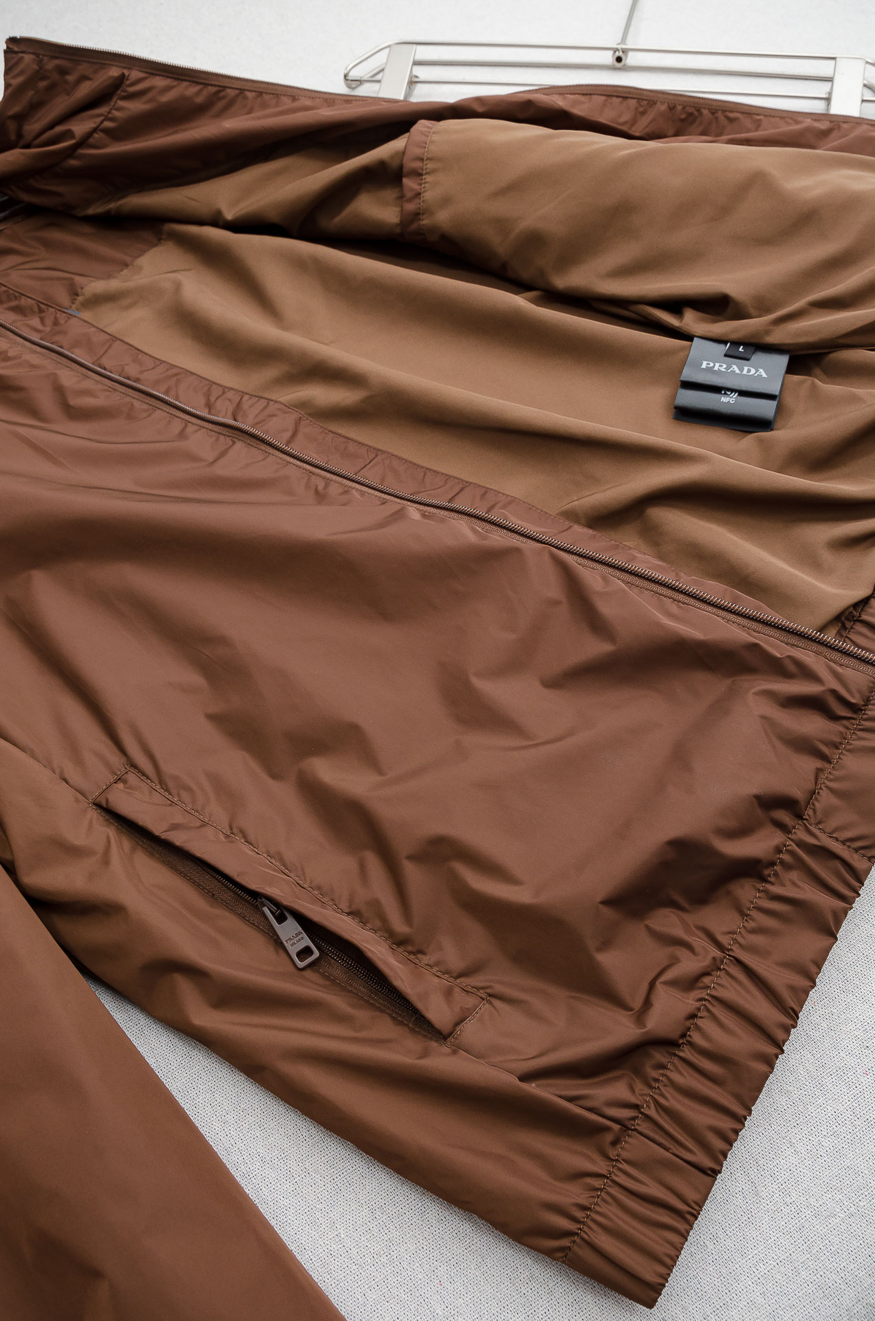 PRADA普拉达2026 ss最新春季新品，连帽防水夹克外套#同步官网发售！该款夹克外层超柔聚酯纤维防风