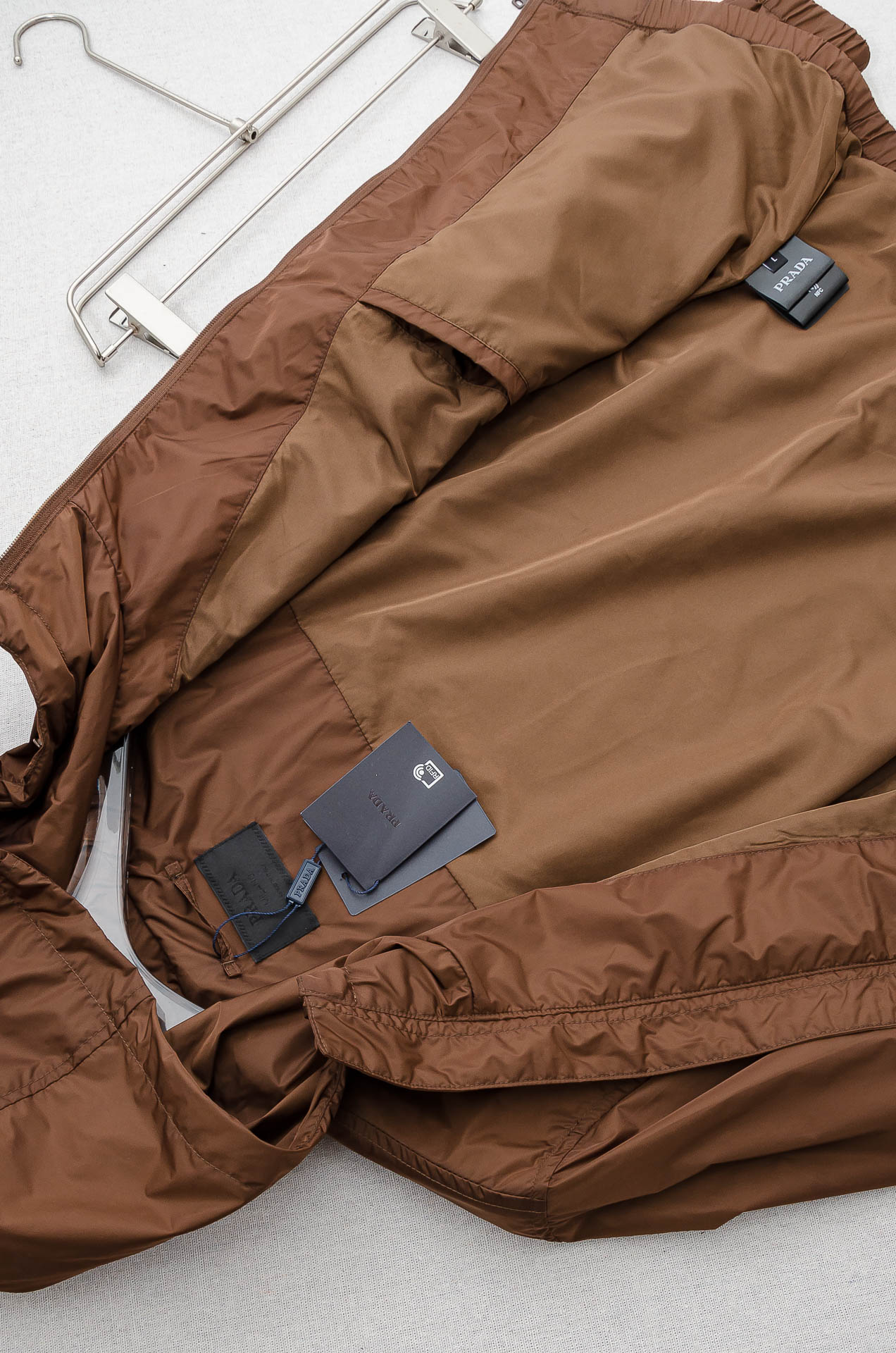 PRADA普拉达2026 ss最新春季新品，连帽防水夹克外套#同步官网发售！该款夹克外层超柔聚酯纤维防风