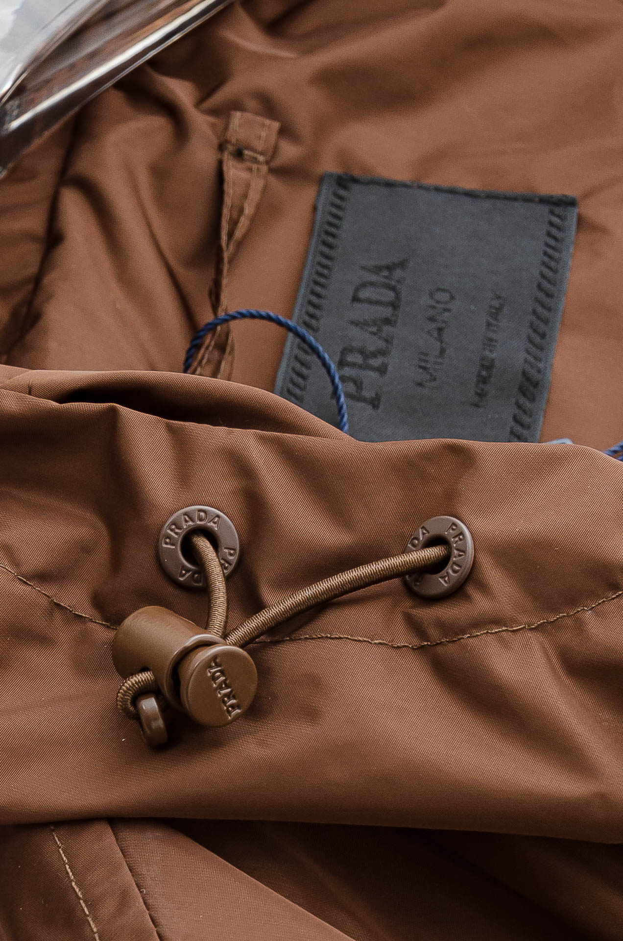 PRADA普拉达2026 ss最新春季新品，连帽防水夹克外套#同步官网发售！该款夹克外层超柔聚酯纤维防风