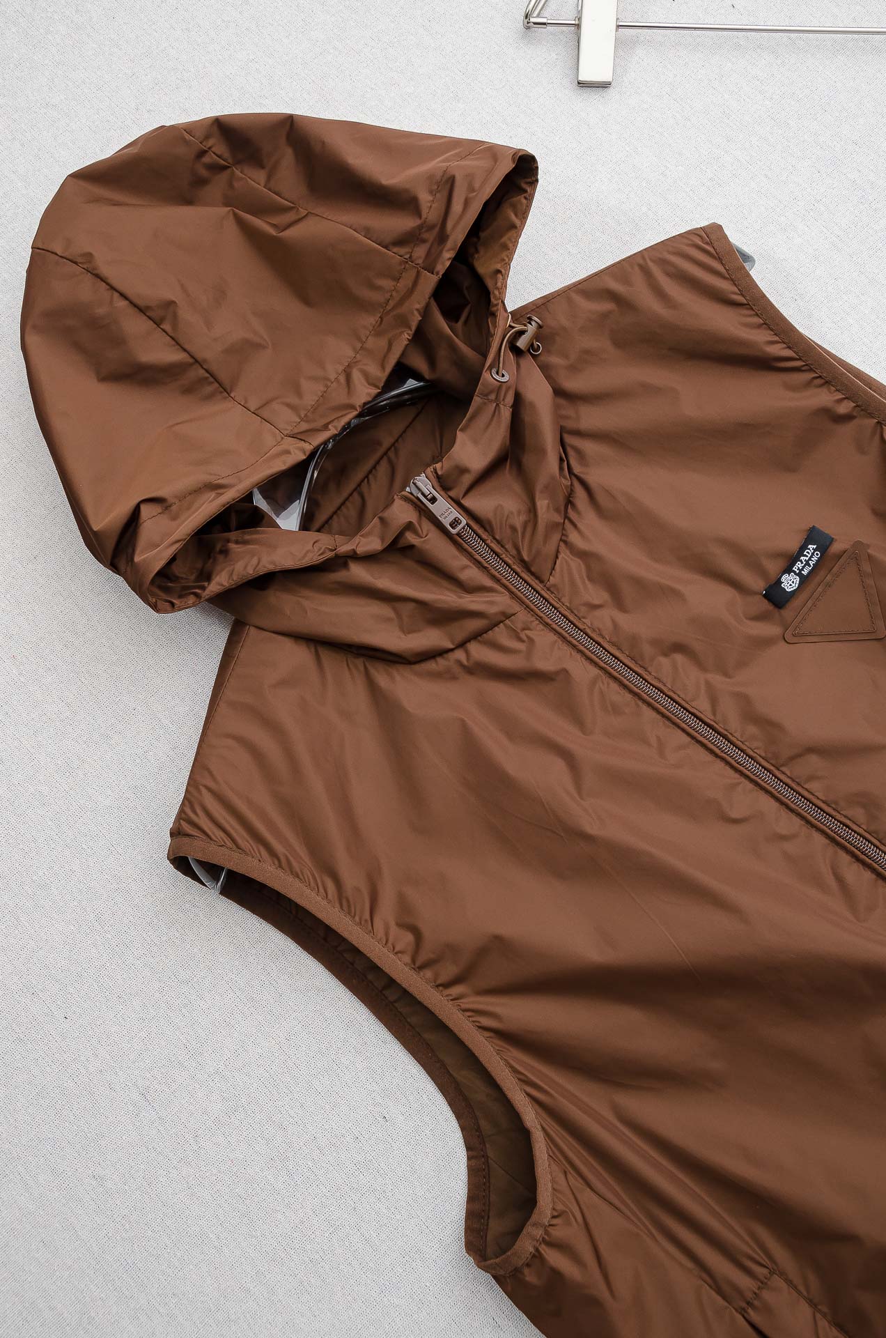 PR#ADA普拉达2026FW 秋冬最新连帽设计男士休闲马甲夹克外套#上身十分的舒适，质感超级的细腻且柔